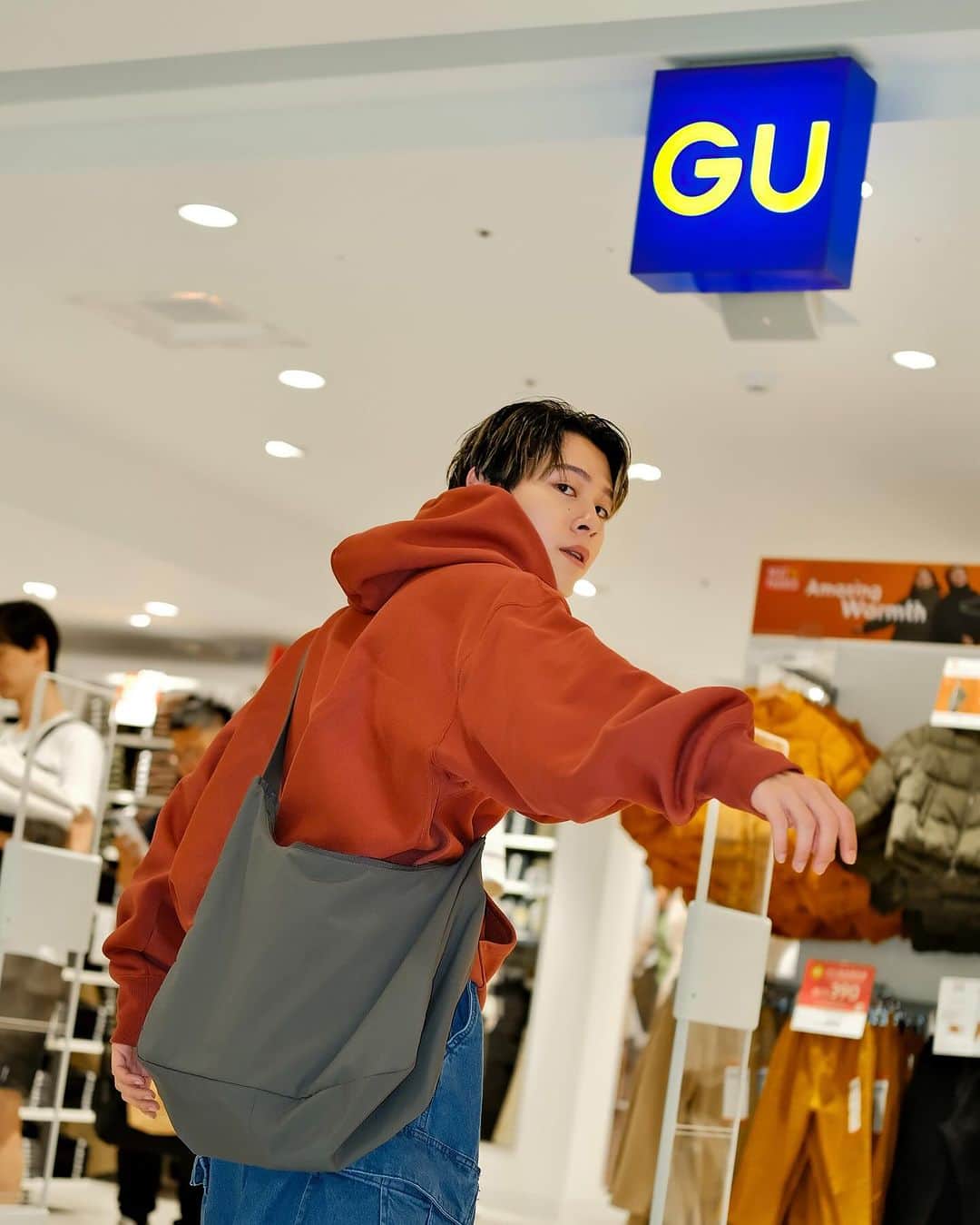 GU TAIWANさんのインスタグラム写真 - (GU TAIWANInstagram)「今天GU在台中廣三SOGO盛大開幕嘍🎉 現在逛完勤美走一下就可以到SOGO逛GU啦 真的是太讚了   今天搭配的的這套全部也都是來自 @gu_taiwan  有夠喜歡💕 『重磅內刷毛休閒連帽上衣』 寬鬆又有厚度的版型 絕對是微涼天氣的必備單品（重點不太會掉毛❗️ 而且在開幕首七日還有優惠☺️ 先買起來為接下來的冬天準備   然後我下身穿『牛仔超寬版工作褲』 跟我很常穿的『超寬版工作褲』版型一樣 真的是我很常搭配的單品之一 重點它又推出新色（我再買就真的直接包色😝   這兩件我覺得是今年秋冬必須入手的單品 不然真的會後悔😭 以下也幫大家整理了這次的開幕活動   👉🏻新店獨家消費滿額禮 首七日消費滿1500，即贈插畫家「一事吳陳」「GU台中托特包」一個，模特似乎也很喜歡差點被他搶走😝   👉🏻中彰投及外國居民結帳享5%OFF優惠   👉🏻APP新會員店專屬優惠券，結帳時掃描APP，最高享NT $100優惠。   👉🏻KIDS 獨享來店禮，可以拿到很可愛的🎈  👉🏻開幕歡迎禮，開幕首月憑SOGO當日銷貨明細表或學生證至GU台中廣三SOGO店，即贈插畫家「一事吳陳」設計的「GU台中A5資料夾」乙個。   🔔貼心提醒：以上贈品每日限量，送完為止   #GU #GUTaiwan #YOURFREEDOM #讓時尚更自由 #GU台中廣三SOGO百貨店盛大開幕」10月6日 21時07分 - gu_taiwan