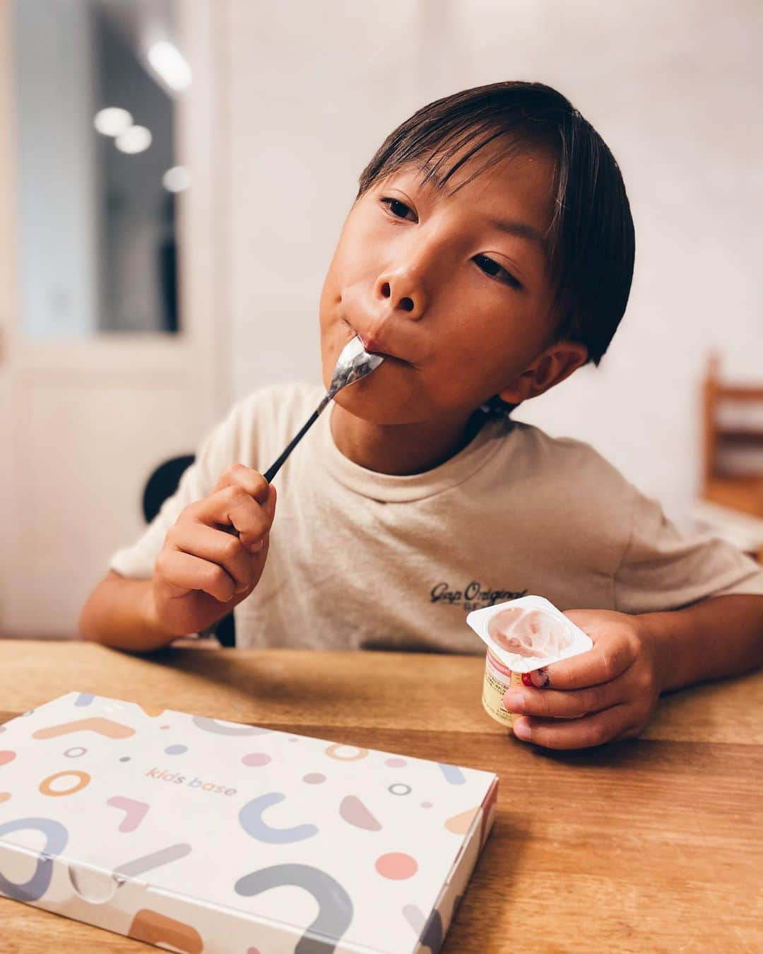 高橋菜摘さんのインスタグラム写真 - (高橋菜摘Instagram)「🦠 子供の腸活について 産まれてから沢山調べたりして 発酵食品とかその他色々 食事から摂るのはもちろんだけど 沢山の栄養素って中々取れないから 最近は30種類の菌を配合した kidsのために作られた粉末食品を 水や食事に混ぜて過ごしてます。 無味無臭だからbabyから大丈夫🫶 うちの子たちは身体にいい パウダーと聞いて大喜び🧡  @aubforkids_official の考える子供のお腹の育て方が好き。 発起人がアスリートの方だから とにかくこだわってるそうで信頼してる。 これからも沢山の商品開発待ってます🫡✨  このクーポンでキッズベースが 1000円offになるよ🎁 【 2309_natsu128 】  是非、使ってね✨  #PR #kidsbase #aubforkids #kids #オーブフォーキッズ #キッズベース  #子ども腸育 #菌の多様性 #腸活 #腸内環境 #腸内フローラ #菌活」10月6日 21時07分 - natsu128