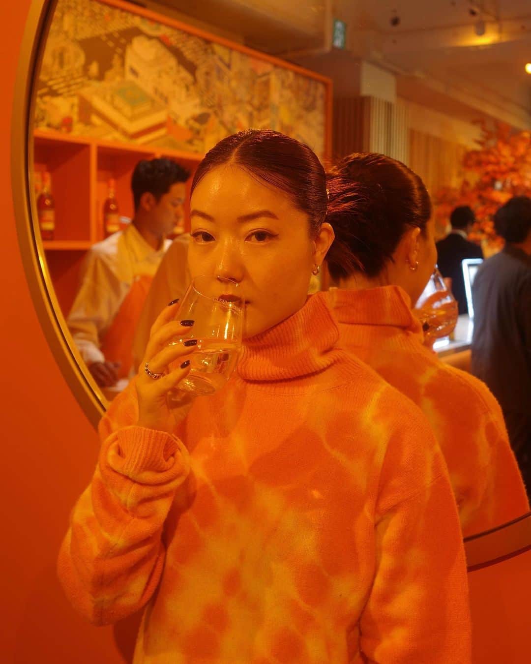 石井リナのインスタグラム：「美味しいウィスキーに出会った話🥃   お酒があまり強くないので、飲むとしてもシャンパンやビール、梅酒、サングリア、たまにカクテル…みたいな感じで、今まで全然冒険してこなかったんですよね。  日本酒の味も得意ではなく、ウィスキーも縁遠い存在だったのですが、  今回お声がけいただいて、スコットランド発のウィスキーブランドGLENMORANGIEのイベントに伺ってきました🍊  ウィスキーのブランドとは思えぬファッショナブルでクリエイティビティ溢れる世界観。そちらは、ぜひInstagramのアカウントを見てみてね。 @glenmorangie 🌏👀💦🧡  映画や広告で広まった、ウィスキー＝男性的、無骨というようなイメージから程遠く、その世界観にきっとわくわくするはず🍊（さすがのモエヘネシーグループ…！）  本命の味も華やかでフルーティーで飲みやすく「えええ…美味しい…私ウィスキー飲めるじゃん…」となりました🥺  10月11日から東京をイメージとした、限定商品が発売されるそうで、ボトルのアートワークを細密画でも知られる画家の山口晃さんが担当されています。（2枚目）そちらの作品もすごく素敵でした🫶  ウィスキーが好きな人はもちろん、飲みやすいウィスキーを探してる方にもおすすめです🧡  #PR #グレンモーレンジィ  #Glenmorangie  #ATaleofTokyo  #DrinkResponsibly」