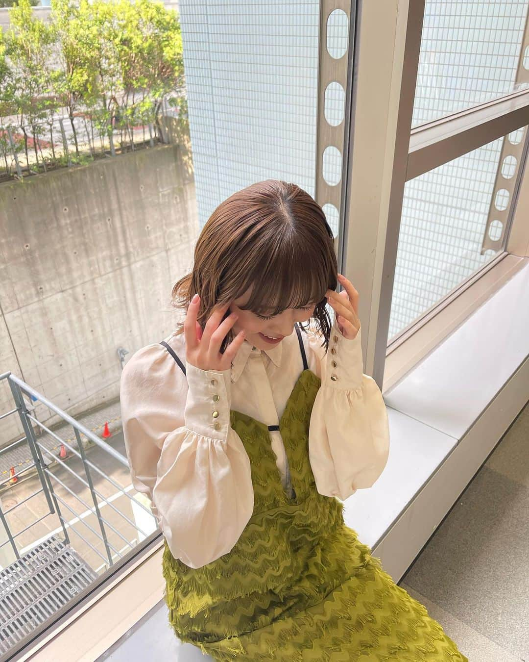 榎本ゆいなのインスタグラム：「やっほー🥱 　 -9/30 スタジオ衣装- ブラウス　@createclair @the.pr_  ワンピース　@_vacancy_official  ブーツ　@aic_official  　 　 改めまして、初のオフ会開催が決定しました👏👏詳細は4枚目☺︎ すでにお申し込みしてくださった皆さま、ありがとうございます☺️おかげさまでもう定員人数に達しているみたいですが、抽選ですので是非ご応募ください☺️✨（ストーリーのハイライトにフォームのURLを貼っています💁🏻‍♀️） 楽しみだーーー！」