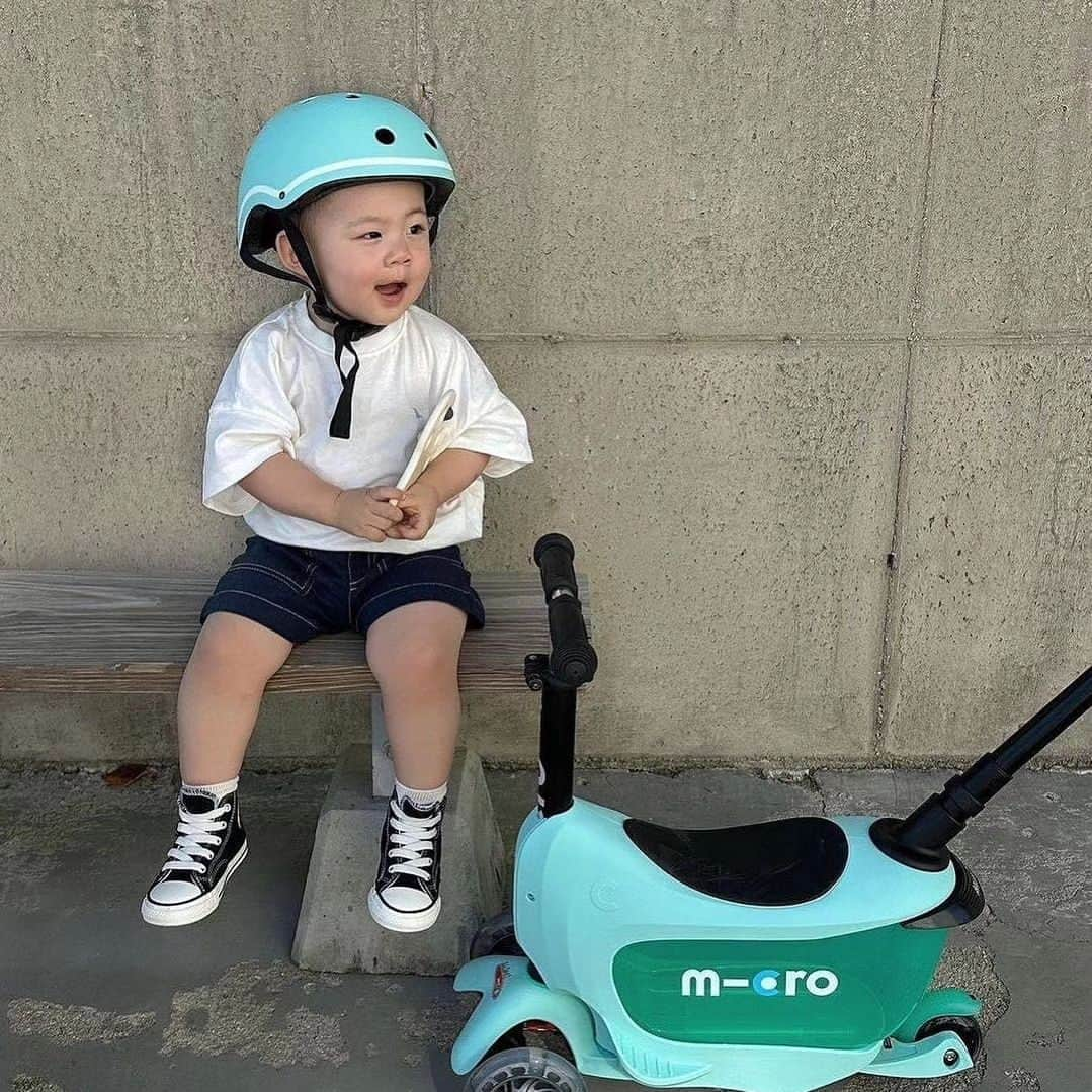 microscooters_japanさんのインスタグラム写真 - (microscooters_japanInstagram)「乗るだけでバランス感覚UP⤴✨ 公園や庭、家の中でもお楽しみいただくことができます🌸  アシストバーといすが付いているので キックボードにまだ乗ることができない小さなお子様でも簡単にお使いいただくことができます👶🎵  ３WAYで長く使えてバランス感覚、運動神経を鍛えることができる マイクロスクーターのミニトゥーゴーデラックスプラスで楽しく遊ばせてみませんか」10月6日 21時18分 - microscooters_japan