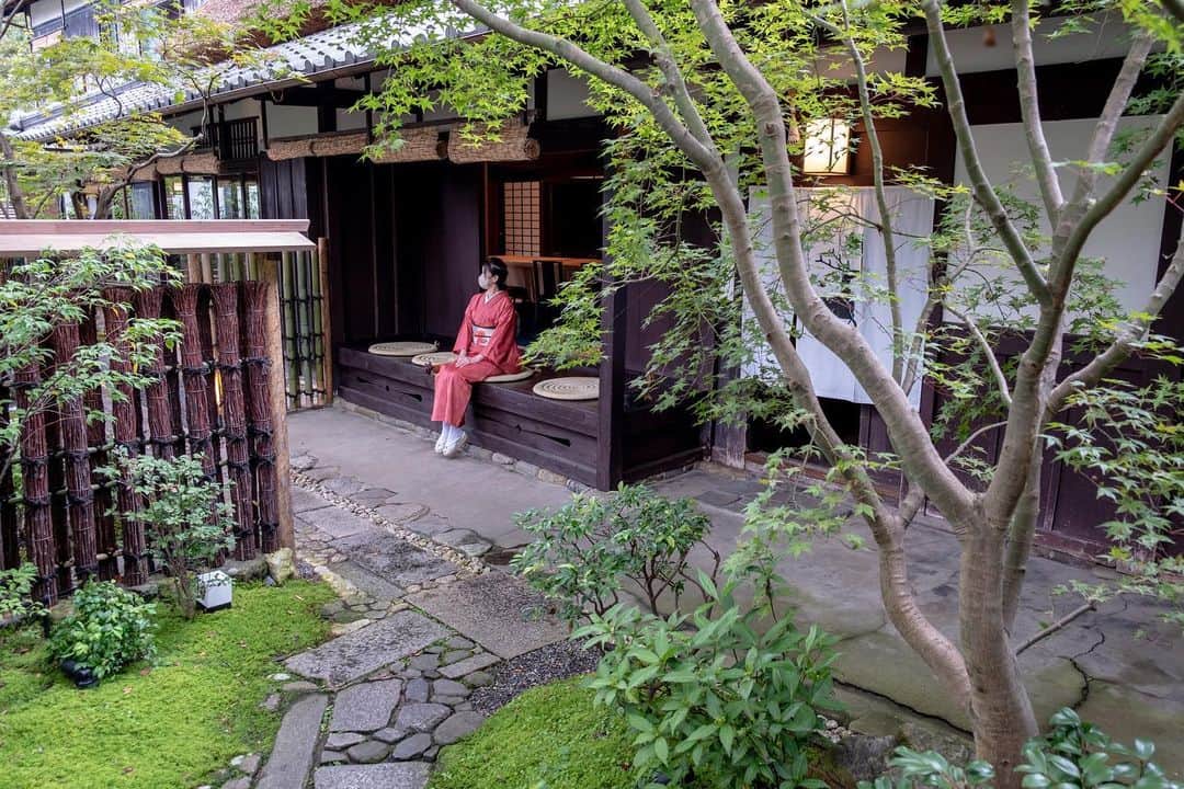 あや ◡̈*❤︎ayaさんのインスタグラム写真 - (あや ◡̈*❤︎ayaInstagram)「.  京都の奥座敷、里山の自然が点在する大原に、1日1組様限定の お宿「はちかん」が 2023年3月にオープン  なんと！サウナ付き全棟貸切  約625㎡の敷地の中には（①②⑤枚目）茅葺屋根の母屋、日本庭園、本格茶室（⑨⑩枚目）寝室やSPAがある宿泊棟（⑥⑦⑧枚目）があって、完全なプライバシーで贅沢な空間✨  風情のある雰囲気の竃や囲炉裏などもあって （③④枚目）ゆったりとした時間が流れる自然豊かな大原で、心も身体も癒されることまちがいなし🫶  そこにいるだけでも癒される そんな場所  ┈┈┈┈┈┈┈┈┈ 📍はちかん 京都市左京区大原戸寺町108番地  🚌地下鉄 国際会館駅より無料送迎あり  ※詳しくは 公式HPをご覧ください ┈┈┈┈┈┈┈┈┈  撮影協力: @hachikan_ohara  　　　　  @visit_kyoto   #京都大原 #大原はちかん #はちかん  #古民家 #茅葺き  #京都ホテル #京都旅行」10月6日 21時18分 - aya.15aya