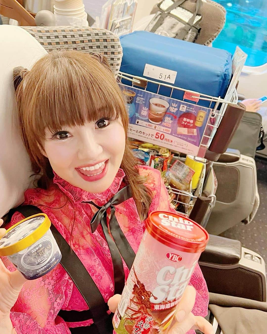 さゆりさんのインスタグラム写真 - (さゆりInstagram)「東海道新幹線🚄車内ワゴン販売が10月で終了という事で〜😭(富士山の動画あり🗻💖)  #新幹線名物カッチカチのアイス 〜🤣 #そう決してすぐには食べれないのです🤣 #スプーンも言ってます... #僕には君を救えない〜🤣 #東海道新幹線限定チップスター伊勢海老味 も私のお気に入りでしたぁ〜😭 #そんなカチカチアイス💖 #東京で買ってさゆりが食べれたのは富士山が見える静岡でしたの巻〜🤣 #さゆりの東海道新幹線限定秘技🌟 #アイス富士山食べ〜🗻😋 #霊峰富士山 様🗻いつも日本を見守って下さり有難うございます🙏😆 #かつみさゆり #さゆり　#54yearsold  #東海道新幹線  #スジャータアイス」10月6日 21時18分 - katsumisayuri_sayuri