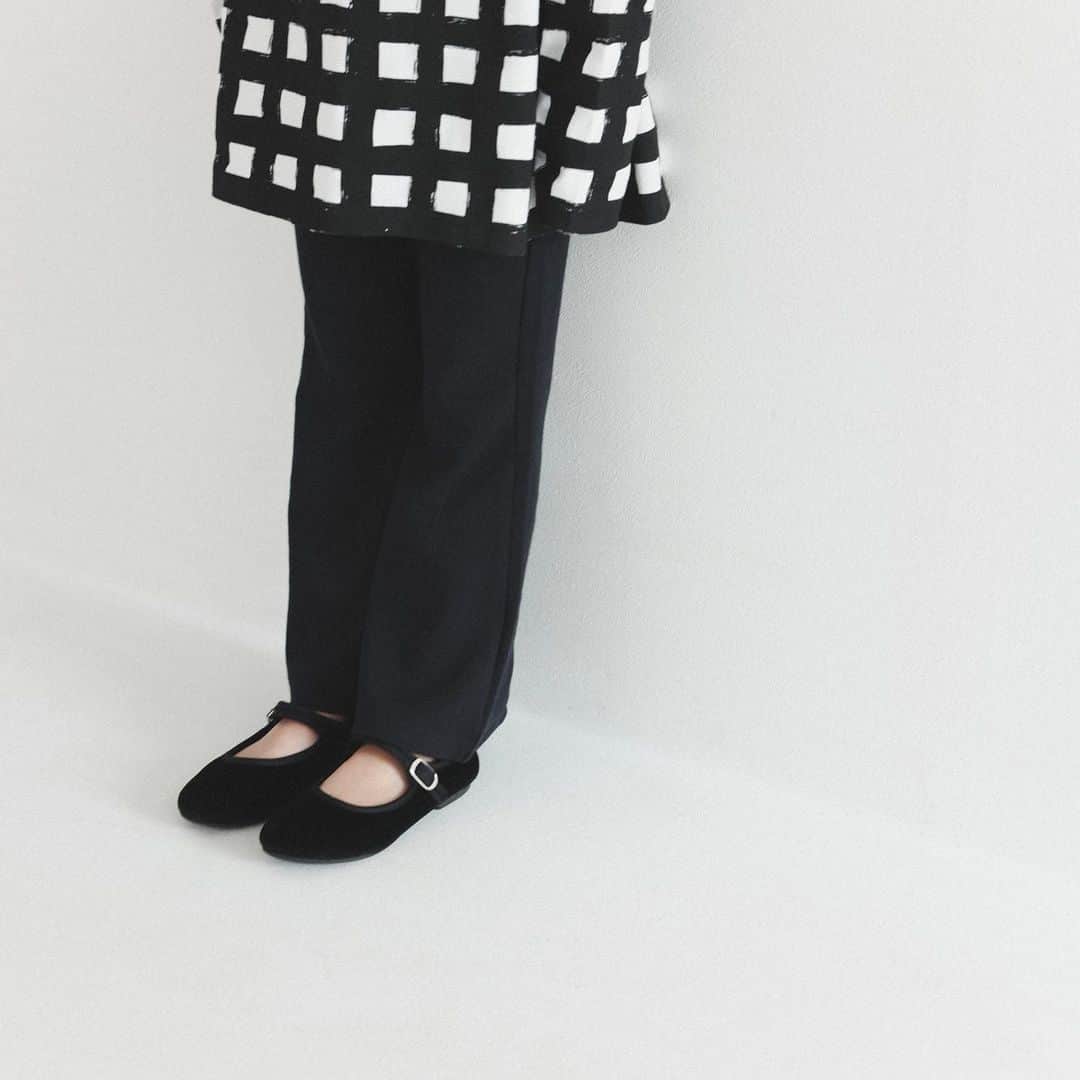 branshesのインスタグラム：「new  「b.+A branshes by AYA KANEKO」 季節、年齢、性別もボーダーレスに…。 ベーシックの延長にちょっとおめかしがあって…。 日常に寄り添いながらプラスαを楽しんで頂けますように！♡ From AYA KANEKO  『人気スタイリスト金子綾さんが 子ども服レーベルを初プロデュース』  ジェンダーレスなアイテムを揃えた新レーベル 「b.+A branshes by AYA KANEKO」（ビードットプラスエー）が10月6日（金）ブランシェスよりデビュー!  @ayaaa0707  @branshes   .....  カラーは親子コーデもしやすいミニマルなモノトーン、秋に買っても次の春に着られるようなゆったりめのシルエットとシーズンレスで合わせやすいデザイン。 スタイリストならではのセンスはもちろん、2児の母でもある金子さんの視点が多く散りばめられたアイテムをご用意♡  ※入荷.在庫状況は店舗.オンラインによって異なります。 ブランシェス一部店舗.ビーアールショップでの販売はございません。 ※ブランシェス公式オンラインショップ.楽天ファッション.楽天市場にて10/6（金）以降順次販売となります。  .....  #branshes #ブランシェス #instafashion #キッズコーデ #キッズファッション  #子供服 #童装 #子供服通販 #親子コーデ #親バカ部 #家族写真 #子供のいる暮らし #子育て #子育てママ #こどもと暮らす #ママさんと繋がりたい #おでかけコーデ #女の子コーデ #こどもふく #むすめふく #男の子ママ #女の子ママ #リンクコーデ #親子コーデ#おそろい #モノトーン #秋コーデ #ジェンダーレス #金子綾 #スタイリストコーデ #ビードットプラスエー」