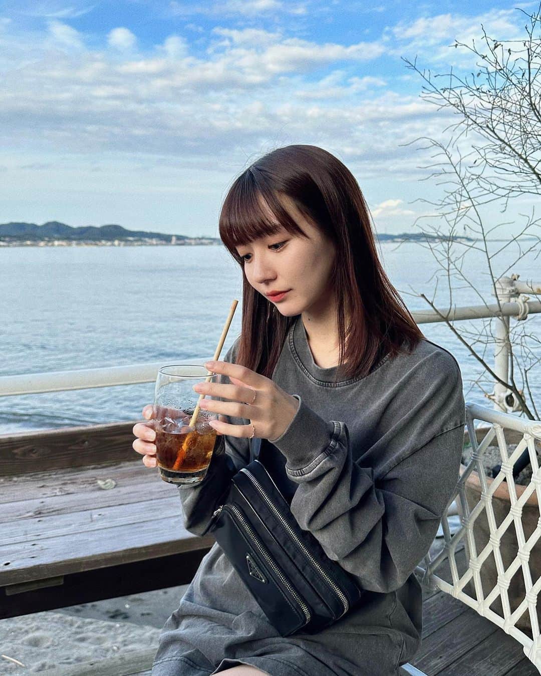 荻野可鈴さんのインスタグラム写真 - (荻野可鈴Instagram)「、 三浦半島に海鮮食べに行ったのに 車酔いして全力で食べれなかった、、😮‍💨笑  けど海際のカフェをたまたま見つけて入ったら すごくいいところでした🏖️💞  カメラマン的には右側の枝を どうしても写したくなかったらしいけど 席的にどうしようもなくて諦めましたとさ🤣」10月6日 21時11分 - karin_ogino