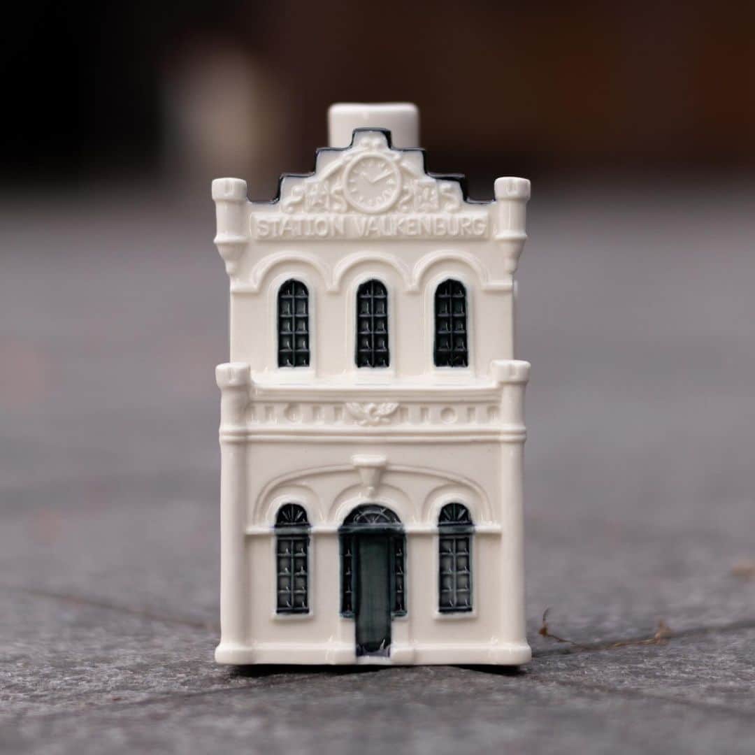 KLMオランダ航空さんのインスタグラム写真 - (KLMオランダ航空Instagram)「🚨Yes, our Delftware Miniature house #104 is here: Railway station Valkenburg! ✨🏠 What do you think?  #klm #royaldutchairlines #miniaturehouse #delftblue #delftware #valkenburg #station #avgeek #worldbusinessclass #104years」10月7日 2時52分 - klm