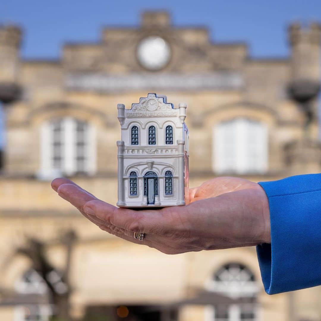 KLMオランダ航空さんのインスタグラム写真 - (KLMオランダ航空Instagram)「🚨Yes, our Delftware Miniature house #104 is here: Railway station Valkenburg! ✨🏠 What do you think?  #klm #royaldutchairlines #miniaturehouse #delftblue #delftware #valkenburg #station #avgeek #worldbusinessclass #104years」10月7日 2時52分 - klm