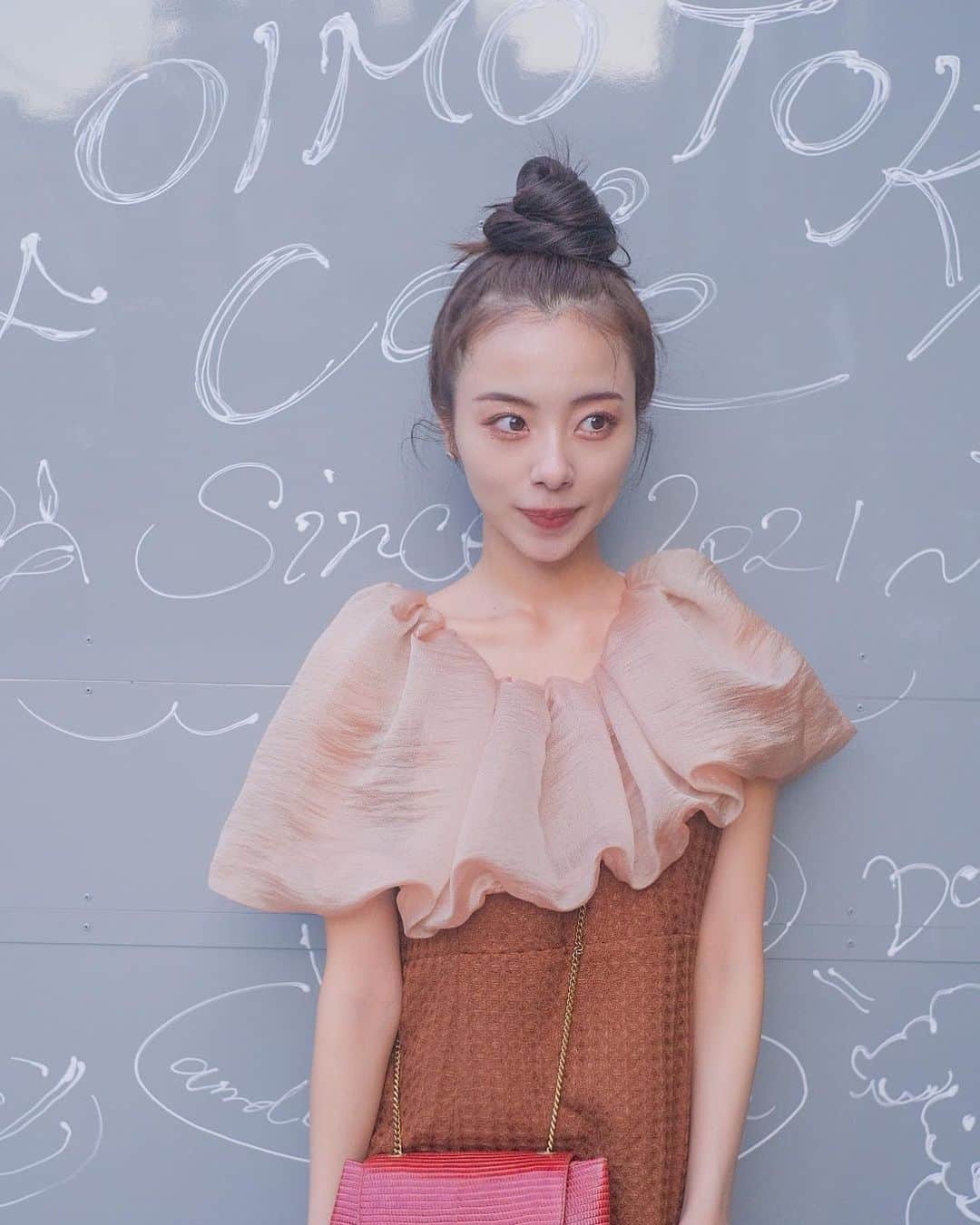 川村真洋のインスタグラム：「☁️🍂 もこもこドレス。  モンブランみたいで可愛いと思って… 頭は団子にしたくなりました♡  モンブランに乗ってる栗🌰」
