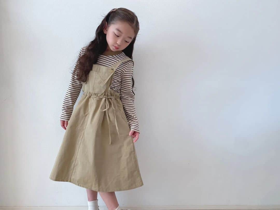 のインスタグラム：「.⁡ ⁡ボーダートップス×ジャンパースカート　２点セット  ￥2990⁡ ⁡⁡ ⁡⁡ ⁡size 120-140⁡ ⁡⁡ ⁡⁡ ⁡⁡.⁡ ⁡model @__.koko54 123cm / 130⁡⁡ ⁡.⁡ ⁡⁡ ⁡ボーダーワッフルトップス×ジャンパースカートの コーデいらずな２点セット.  カジュアルな雰囲気が可愛く個々にも着まわせ コーデの幅も広がるアイテムです.⁡ ⁡⁡ ⁡⁡ ⁡⁡ ⁡⁡ ⁡⁡ ⁡.⁡ ⁡⁡ ⁡⁡⁡#トップス#秋#秋新作#秋おそろい⁡プチプラファッション#キッズコーデ#アクセサリー#男の子#キッズファッション#女の子服#子供服#キッズサンダル#女の子ママ# #姉妹#男の子服 #ootd#親子おそろい#サロペット#ニットパンツ#大人顔負け#大人顔負けファッション#小学生ファッション#小学生女子 #小学生コーデ #小学生ママ #小学生女子コーデ ⁡」