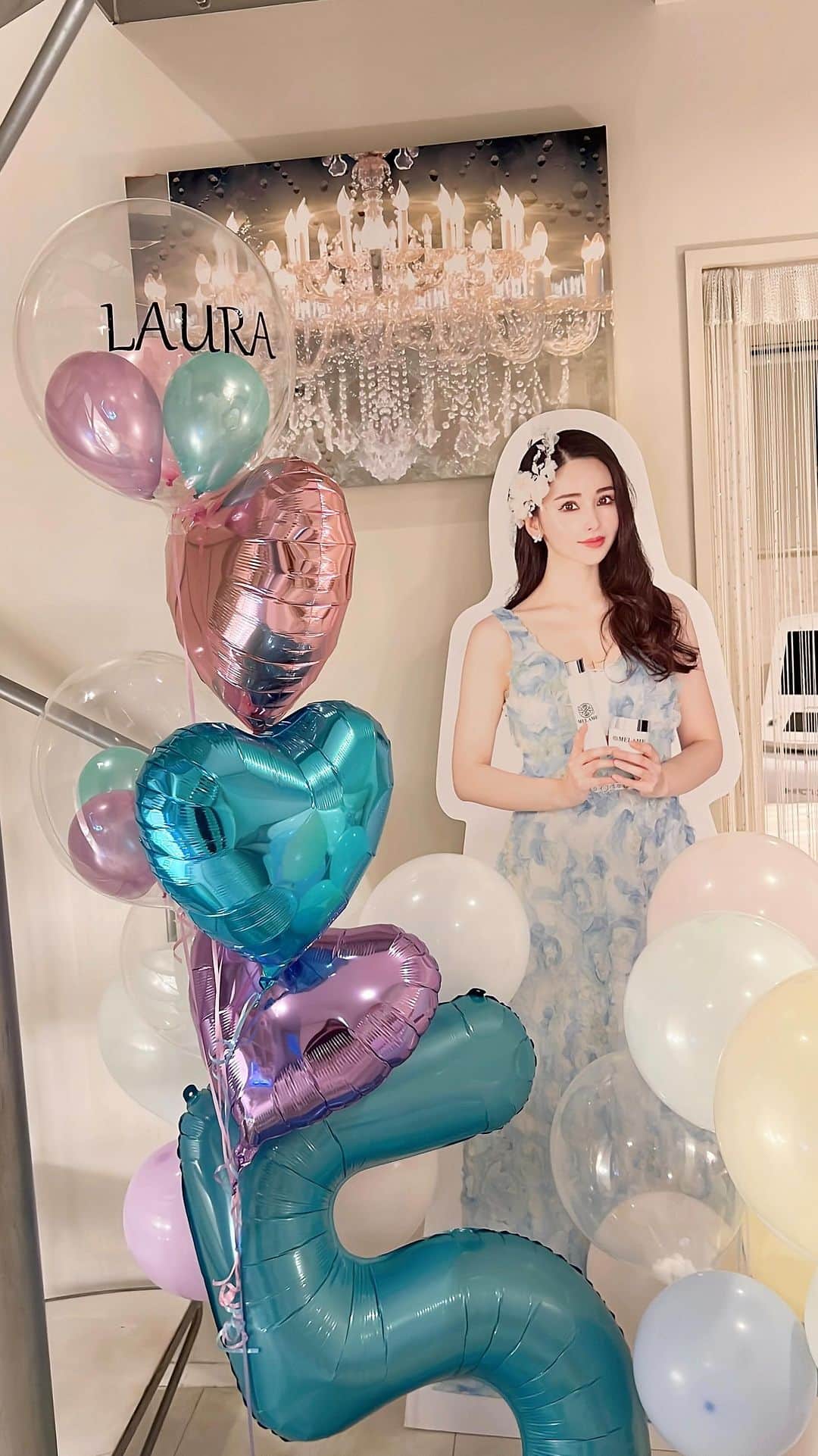 のインスタグラム：「🤍🩵🤍  ローラビューティーサロン 5周年記念イベント開催中💐 . . \美肌とリフトアップはお任せください/ @laura_tokyo  . . なんとなんと♡ MELAMEミニ6点セット 9,980円 『トータルビューティープログラム』 豪華プレゼント！！！🎁🎁🎁🤍  ・プラチナクレイピール ・シーライン ・プラソニック  当サロンの人気トップ3メニュー！！ いずれかの施術で全員にプレゼント🎁 （お取引様除く）  期間 10/1〜10/31まで  ・おひとり様おひとつまで ・他のチケットと併用可  日頃より多大なるご愛顧を賜りまして 誠にありがとうございます🙇🏼‍♀️🩵  皆様のご来店、心より お待ち致しております🙇🏼‍♀️🩵  #エステサロン #プレゼント企画 #ローラビューティーサロン」