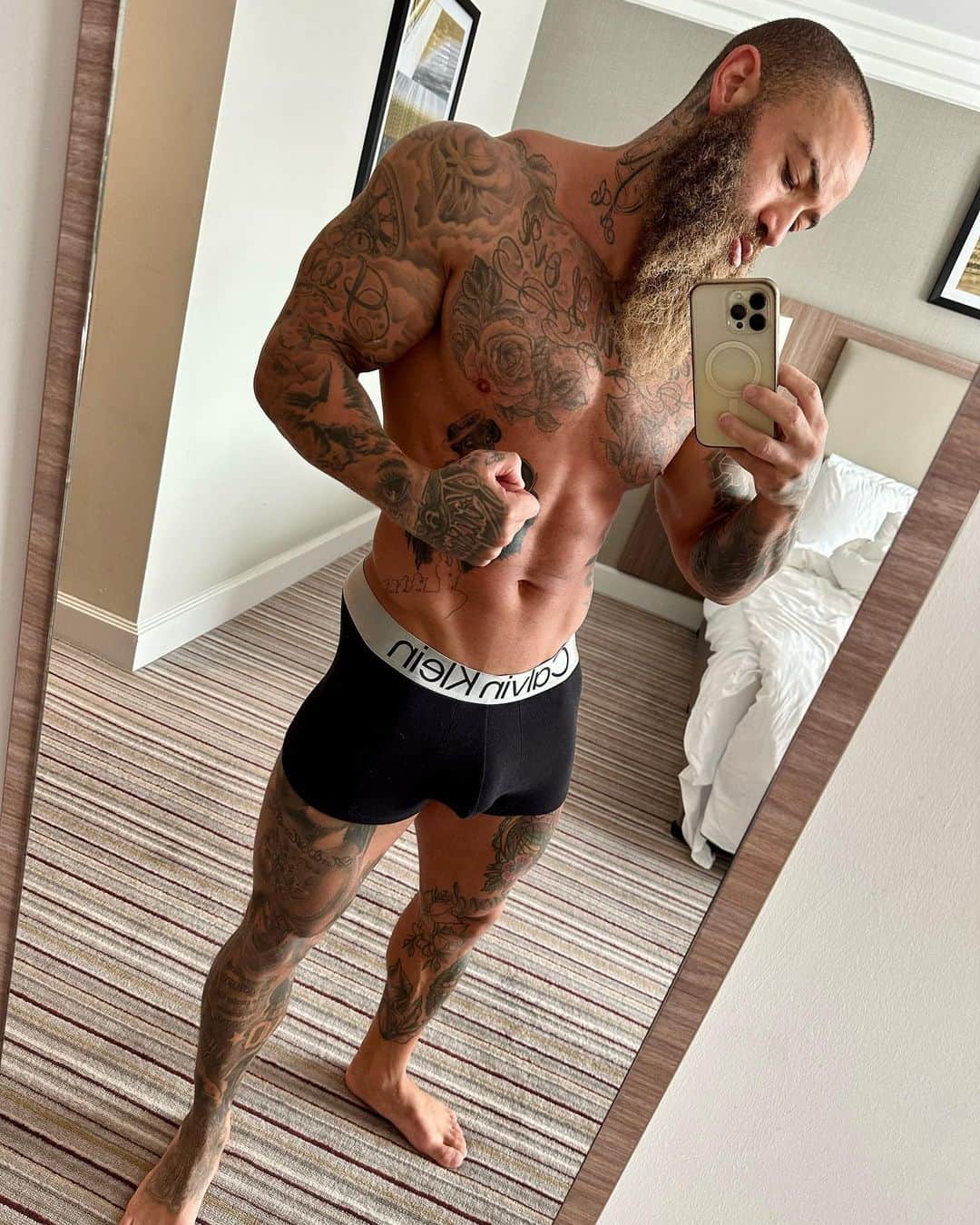 アシュリー・ケインのインスタグラム：「Running, cycling, swimming.. With a sprinkle of strength and conditioning 💪🏾  Im currently at a coasting stage between challenges in order to recover from the last and prepare for the next. So my training has been highly sufficient but less intense, resulting in me only wanting/needing to eat 2 meals per day + shake (@myprotein) and also being able to enjoy a glass of wine or whisky here and there.  That being said, I'm feeling strong, I'm feeling fit and I'm chomping at the bit to start my preparation for summer 2024 where I'll be attempting something that has never ever been done before.  LFG!!! 🦁」
