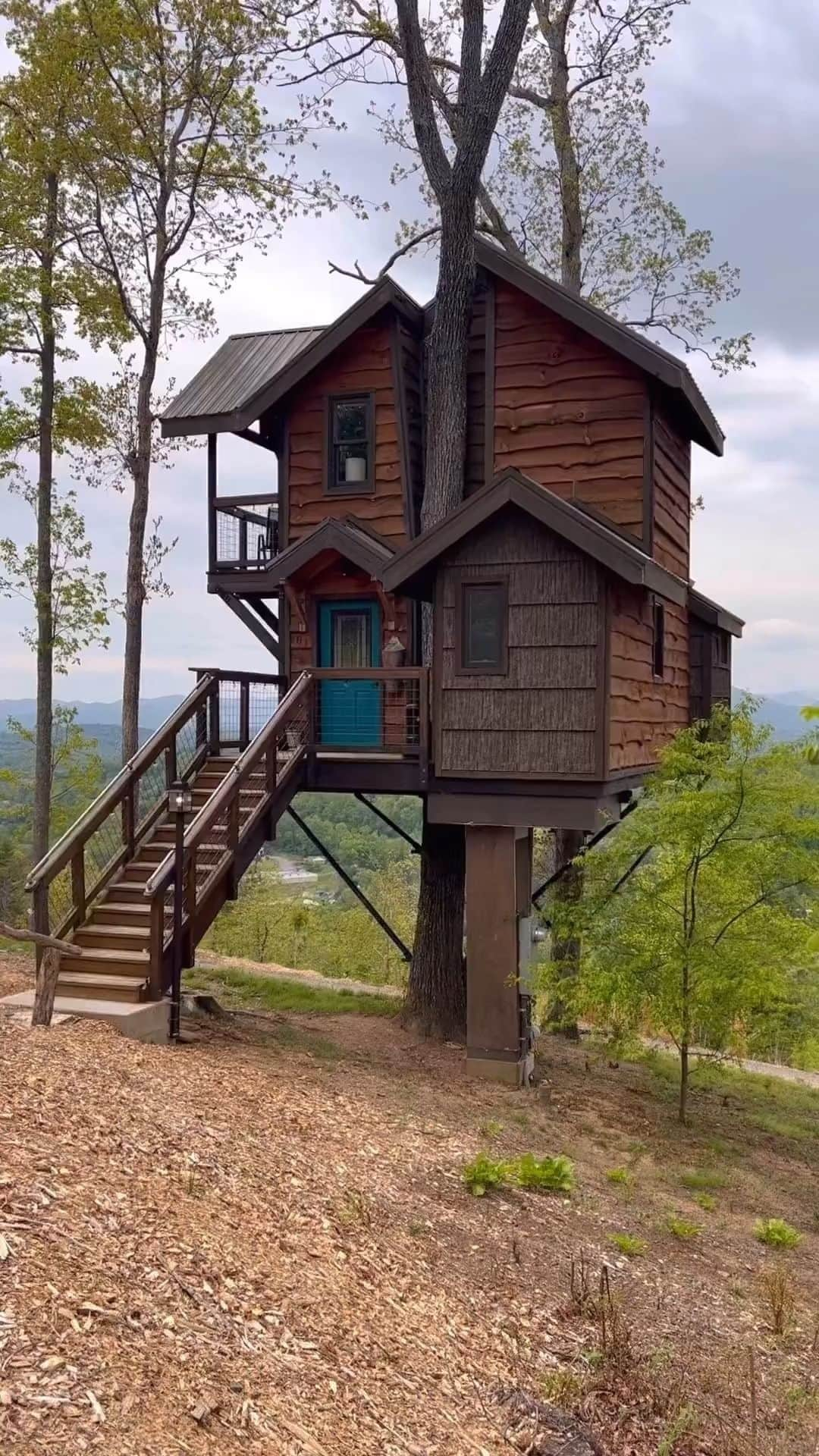 Airbnbのインスタグラム：「A treehouse straight out of a fairytale.  🏡 Sanctuary Earth & Sky Dwellings 📍 Asheville, North Carolina, USA 📷 Repost from @dippin_out」