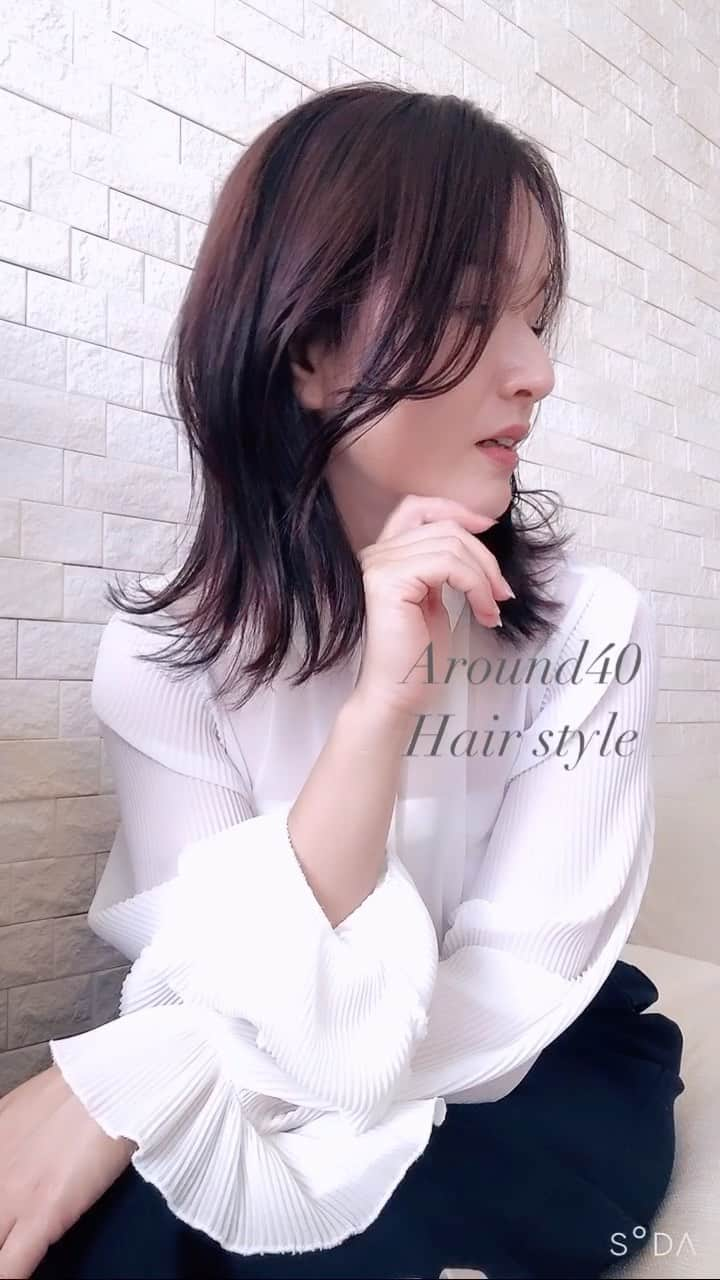 ruriのインスタグラム：「\ #40代ヘアスタイル #くびれヘア /  な、なんと3ヶ月ぶりの美容院！！  タイミング逃しました🤣  でも伸ばしたかったのでちょうど良かった♡  ☑︎40歳からのきれいめ派、エレ派、フェミ派の方に向けたヘアスタイルポイント  ・コテコテ巻きヘアスタイルは辞める（ゆるっと巻きに変更） ・丸みのある部分と跳ねてる部分を両方組み合わせる （そうすると可愛くなりすぎない）  顔まわりの丸み＋外ハネの組み合わせは、顔タイプでいうと、直線と曲線ミックス顔の方がとってもお似合いになります♥️♥️是非お試しを✨  #顔タイプソフトエレガント  #顔タイプフレッシュ  #顔タイプエレガント   カラーはブルベさんに推しの ベリーショコラ💕  @yama44231004 さん曰く、ピンク、アッシュ、バイオレットなどなど混ぜたとのことです✨（今回も素敵にありがとうございました＾＾）  やはりブルベ夏はピンク、バイオレット系にアッシュカラー混ぜると強いです👍♥️  *･゜ﾟ･*:.｡..｡.:*･*:.｡. .｡.:*･゜ﾟ･* *･゜ﾟ･*:.｡..｡. ☑︎プライベートイメージコンサルティング ・土日祝→10/15(日)13:15分〜○（東海市） ・平日→日程調整するので、ご希望の日程を添えてメッセージお願いします。（残りわずか！東海市、名古屋駅周辺どちらも可能） ご予約は公式LINE、もしくはDMからお願いします。  ☑︎イベント診断 ・10月7日.8日 ゼクシィフェスタ東海骨格診断体験コーナー ・10月28日アスナル金山 パーソナルカラー診断キャンペーン  *･゜ﾟ･*:.｡..｡.:*･*:.｡. .｡.:*･゜ﾟ･* *･゜ﾟ･*:.｡..｡.  #around40 #アラフォー #アラフォーヘア #40代髪型 #アラフォーファッション #40代コーデ #大人ヘア #ブルベ夏ヘアカラー   #イメージコンサルタント  #イメージコンサルタント名古屋  #パーソナルカラー診断　 #パーソナルカラー診断名古屋  #パーソナルカラー診断愛知  #パーソナルスタイリスト名古屋 #パーソナルスタイリスト  #ショッピング同行名古屋  #ショッピング同行  #骨格診断 #骨格診断名古屋  #顔タイプ診断  #ソフトエレガント #垢抜けヘア #大人フェミニン #上品 #エレガントスタイル」