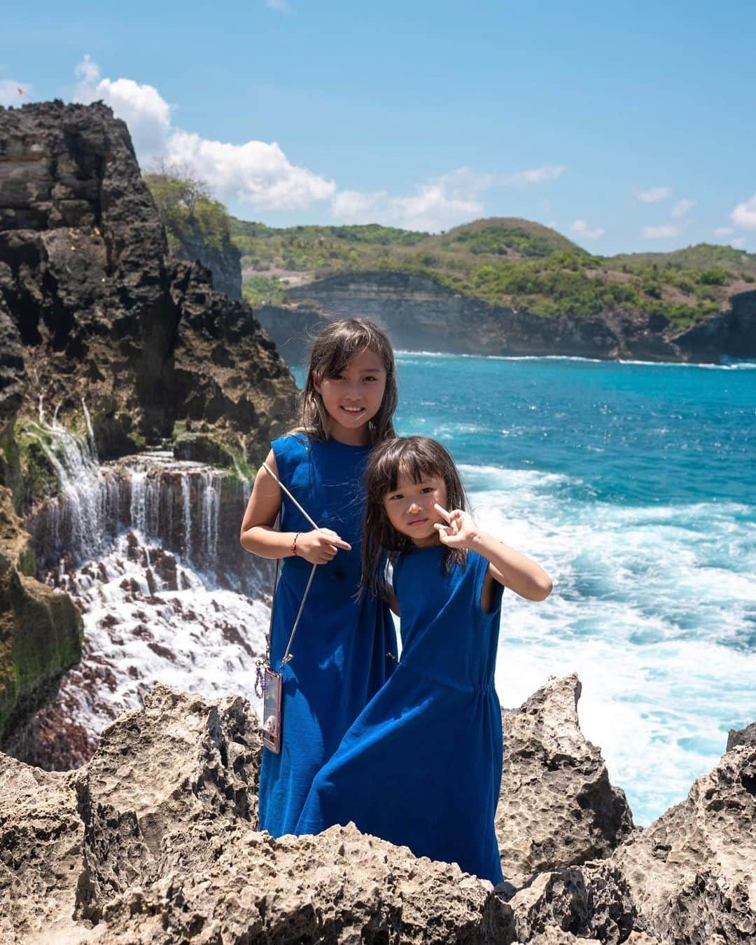 Kyooonのインスタグラム：「バリ島の近隣にあるヌサペニダ島へ かつては黒魔術の島と言われていたこともあるんだとか😳不思議なパワーのある島だった。  透明度の高い海に囲まれ、手付かずの大自然が残るヌサペニダ🏔 今回バースデートリップにご一緒させていただき 自分達家族だけだとなかなか行けない場所にもご縁があって楽しかった🥺  ☑︎生まれ変わりの寺院🛕ゴアギリプトゥリ ☑︎ダイヤモンドビーチ ☑︎クリンキンビーチ ☑︎エンジェルビラボン ☑︎ブロークンビーチ  他にもシュノーケルでマンタを見に行ったり 絶景のカフェで夕陽を見ながらご飯を食べたり 娘たちも初めての経験がたくさんできた旅になりました。  絶景の場所は歩くのがなかなか過酷なところだけど ドライバーさんがずっと次女を抱っこしてくれてました🥺💕 みんな優しい〜  #バリ島#バリ島旅行#ヌサペニダ#ヌサペニダ島」