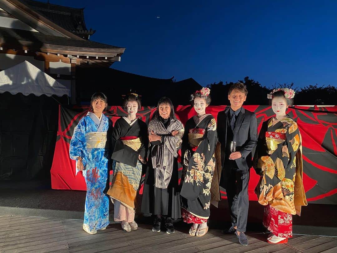 大吉洋平のインスタグラム：「京都での風流な集い🥢久しぶりにリンゴさんや大宮エリーさんとご一緒してます🌸ずいぶん肌寒くなってきましたえ👘  #きょうといちえ」