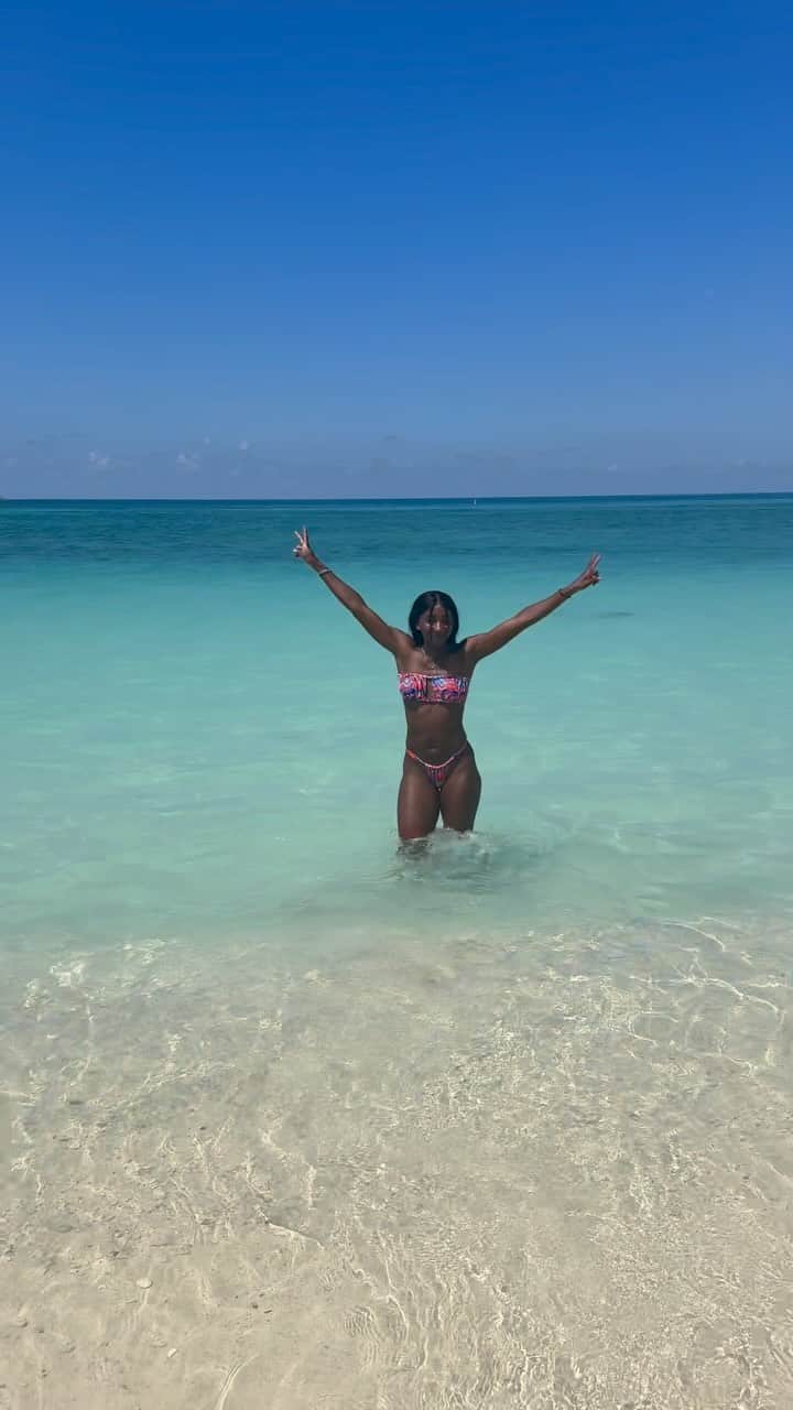 ビアンカ・ウィリアムズのインスタグラム：「Cayman Islands, you have my heart 💙🦋🐬⚓️🇰🇾   #caymanislands #grandcayman #cayman #caribbean #sevenmilebeach #islandlife  #visitcaymanislands #caymanlife #travel #beach #georgetown #liveitcayman #stingraycity #caymancreatives」