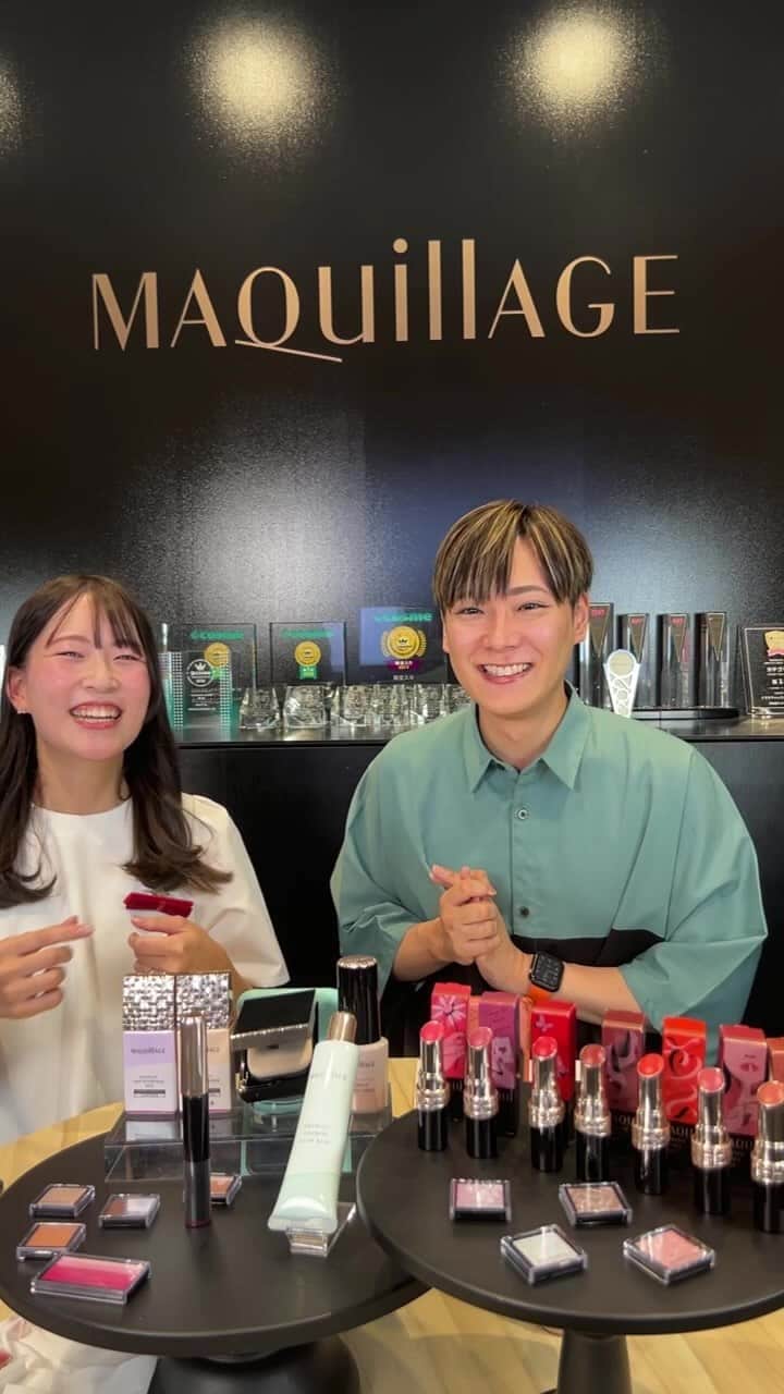マキアージュのインスタグラム：「まいやんと一緒に秋メイクのご紹介🍁 @maiyan_shiseido   今日のライブで使用した商品はこちら↓ ドラマティックスキンセンサーベース　NEO ラベンダー ドラマティックパウダリーEX BP00 ドラマティックアイカラー BE212 クリームミルクティ/BE317 フロマージュガナッシュ/SV841 ダイヤモンドシュガー/BR533 キャラメルガナッシュ ドラマティックエッセンスマスカラ（ロング&カール） BK990 リアルブラック ドラマティックチークカラー（クリーム）RS421 ピーチソルベ ドラマティックリップカラー（マット）RD332 フィグムース ドラマティックリップトリートメントEX」