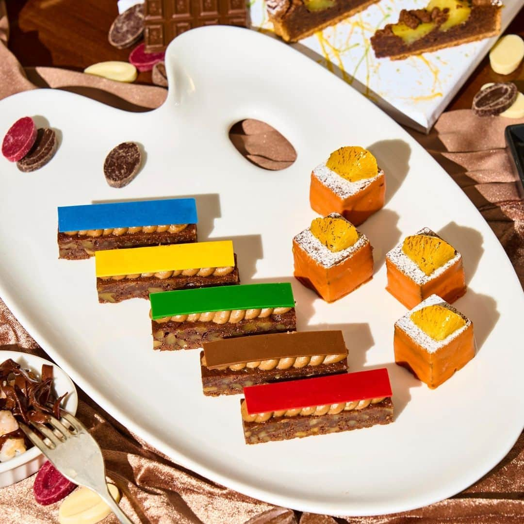 The St. Regis Osakaさんのインスタグラム写真 - (The St. Regis OsakaInstagram)「フレンチレストラン「ル ドール」の「チョコレートアトリエ アフタヌーンブッフェ」には、マロンクリームがブラウニーの濃厚な味わいを引き立てる「ブラウニーマロン」、なめらかな口当たりのムースと洋梨が溶け合う「洋梨のチョコレートムース」、さくさく食感のタルト生地の「さつまいもタルト」など、栗やさつまいもなど、秋の味覚を取り入れたチョコレートスイーツも。  The Chocolate Atelier Afternoon Buffet at Rue d’Or offers a selection of chocolate confections inspired by autumn produce such as chestnuts and sweet potatoes. The rich batter  of the “chestnut brownies” is complemented by a lighter crème marron, velvety smooth mousse and exquisitely ripe pears combine for a melt-in-the-mouth deliciousness in the “chocolate pear mousse,” while the “sweet potato tart” is guaranteed to satisfy with its buttery, flaky crust.  #stregisosaka #sweetsbuffet #ruedor #セントレジスホテル大阪 #セントレジス大阪 #アフタヌーンブッフェ #デザートブッフェ #ホテルスイーツ #ルドール #チョコレートブッフェ #チョコレート #ホテルブッフェ #チョコレートスイーツ #チョコレートアトリエアフタヌーンブッフェ」10月7日 14時34分 - stregisosaka