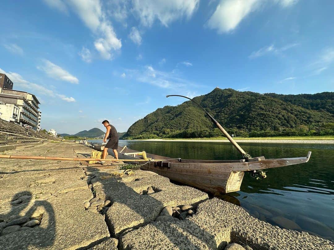 小谷あゆみのインスタグラム：「たくさんの皆さま、回答に参加いただきありがとうございます。 嬉しいなーー。 だんだん、答えがにじり寄り、かがり火まで近づいてきたのですがねーー＾＾ お待たせしました！ 正解は～～～ かがり火を掲げる「かがり棒」をとめる「緩衝材」でしたー。（なんだそりゃ）ちょっと難しくてすみませーーん。  鵜飼は、鮎が寝静まった夜に行われ、かがり火の灯りに驚いた鮎を、鵜がつかまえます。 そのためかがり火が不可欠！舟のへさきの板に「穴」があいていて、そこに「かがり棒」を差し込むのですが、 この時、穴に槿(むくげ)の葉付きの枝を数本束ねて入れておくと、むくげの樹液でかがり棒の回転がなめらかになるというわけです。  むくげはアオイ科。オクラと同じで、樹液がとろんとしていること、鵜飼が行われる５月から１０月、むくげの時期と重なり、 しかも庭の植物を使うので、自家調達できて、 なにもかも、ああうまくできているな～～～サステイナぶる～～～と思わされるのでした。  みなさん、お知恵をしぼって参加していただき感謝。 やっぱコール＆レスポンスは嬉しいものですね。 そしてそう簡単には当たらないこともね＾＾うっしっし。 ありがと鵜ーーー！」