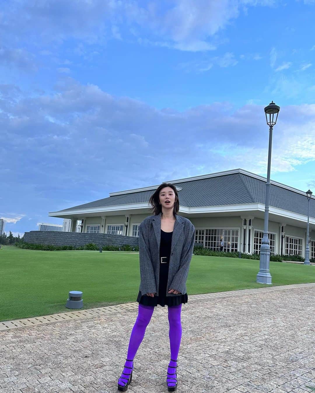 イ・ジュビンのインスタグラム：「첫✈️📸 신난다아🖤💜」