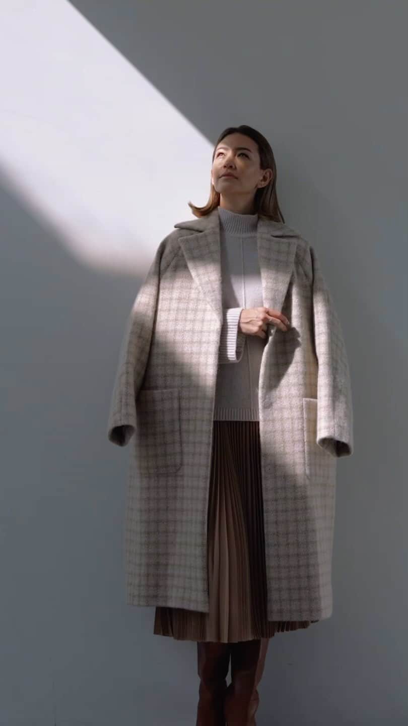 Theory luxe official account.のインスタグラム：「［FALL 2023 COLLECTION -October-］  ブランドオリジナルのニュアンスベージュのチェック柄を、イタリアの高級生地メーカーに別注したロングコート。 前身頃はドロップショルダー、後ろ身頃はドルマンスリーブで変則的な丸みを出したオーバーサイズシルエットがモダンな印象をもたらします。  #theoryluxe #セオリーリュクス #チェックコート #プリーツスカート #ワントーンコーデ」