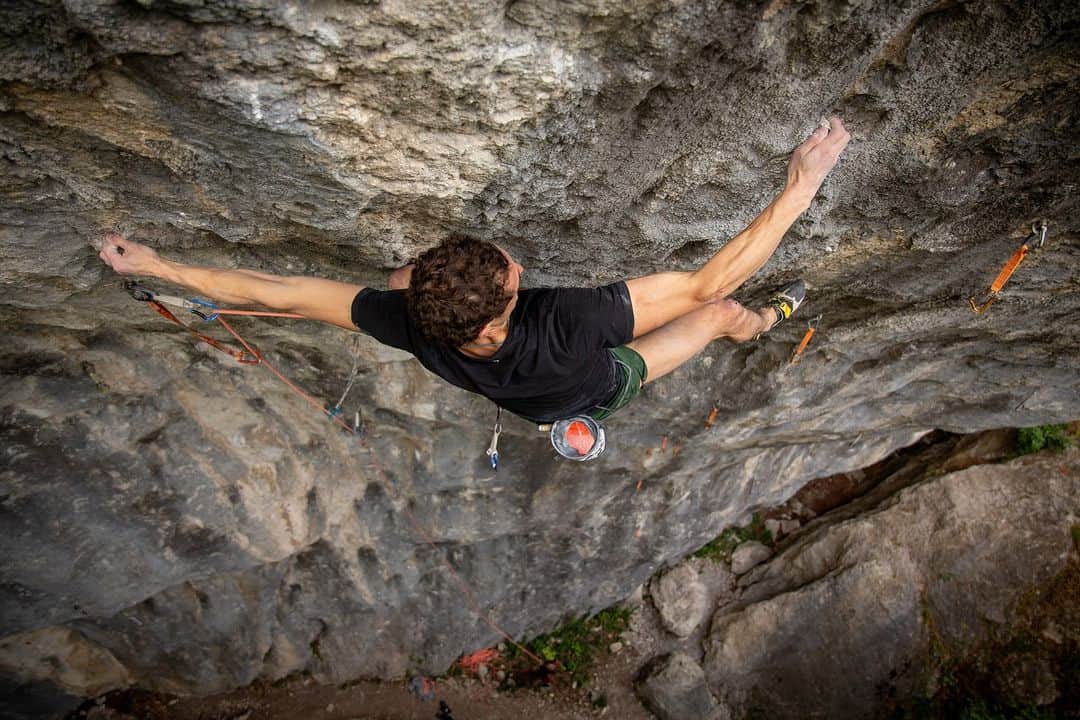のインスタグラム：「After climbing my project in 🇭🇷 Croatia “B je to” 9b faster than expected, I thought about a few crags in Slovenia 🇸🇮 I always wanted to go, but never really went ☝️ Crag called Ter looked like a good option for current weather conditions. At first, I was considering giving an onsight try into Umetnost 9a, a great-looking line first ascended by @domen_skofic, but it looked quite dirty, so I left for another time. Instead, there was a fantastic project just to the right of it, called rightly “Fantazija” 😎 @kruderjernej put some work into it and suspected it would be pretty hard. I was quite close to sending on my first day, but only at the end of the day, I find a perfect beta for the undercling crux move when I stepped with my left heel on my right thigh 💪  This beta worked really well. The next day, I could make the first ascent of “Fantazija” 9a+ 👌 To finish the day off, I onsighted two 8c’s - Kingslayer and Inferno do vrha. All amazing routes bolted by Rajko Zajc. I don’t think it was the last visit to this place 🤜🤛  Furthermore, we managed to film a lot of footage, so you can enjoy the new episode on my YouTube channel soon 👉 youtube.com/c/AdamOndra  Pics by @kuba.sobotka   #adamondra #AO #climbing #rockclimbing #ascent #slovenia #slovenia🇸🇮 #onsight  #onsights #climbinglife #crag #climbingcrag #production  @mammut_swiss1862 @lasportivagram @euroholds @rohlik.cz @mix.it @sensfoods @hudysport @211_zpmvcr @mercedesbenz_autojihlava @sport_invest @olympcsmv Cardion」