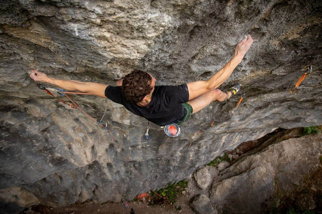 アダム・オンドラのインスタグラム：「After climbing my project in 🇭🇷 Croatia “B je to” 9b faster than expected, I thought about a few crags in Slovenia 🇸🇮 I always wanted to go, but never really went ☝️ Crag called Ter looked like a good option for current weather conditions. At first, I was considering giving an onsight try into Umetnost 9a, a great-looking line first ascended by @domen_skofic, but it looked quite dirty, so I left for another time. Instead, there was a fantastic project just to the right of it, called rightly “Fantazija” 😎 @kruderjernej put some work into it and suspected it would be pretty hard. I was quite close to sending on my first day, but only at the end of the day, I find a perfect beta for the undercling crux move when I stepped with my left heel on my right thigh 💪  This beta worked really well. The next day, I could make the first ascent of “Fantazija” 9a+ 👌 To finish the day off, I onsighted two 8c’s - Kingslayer and Inferno do vrha. All amazing routes bolted by Rajko Zajc. I don’t think it was the last visit to this place 🤜🤛  Furthermore, we managed to film a lot of footage, so you can enjoy the new episode on my YouTube channel soon 👉 youtube.com/c/AdamOndra  Pics by @kuba.sobotka   #adamondra #AO #climbing #rockclimbing #ascent #slovenia #slovenia🇸🇮 #onsight  #onsights #climbinglife #crag #climbingcrag #production  @mammut_swiss1862 @lasportivagram @euroholds @rohlik.cz @mix.it @sensfoods @hudysport @211_zpmvcr @mercedesbenz_autojihlava @sport_invest @olympcsmv Cardion」