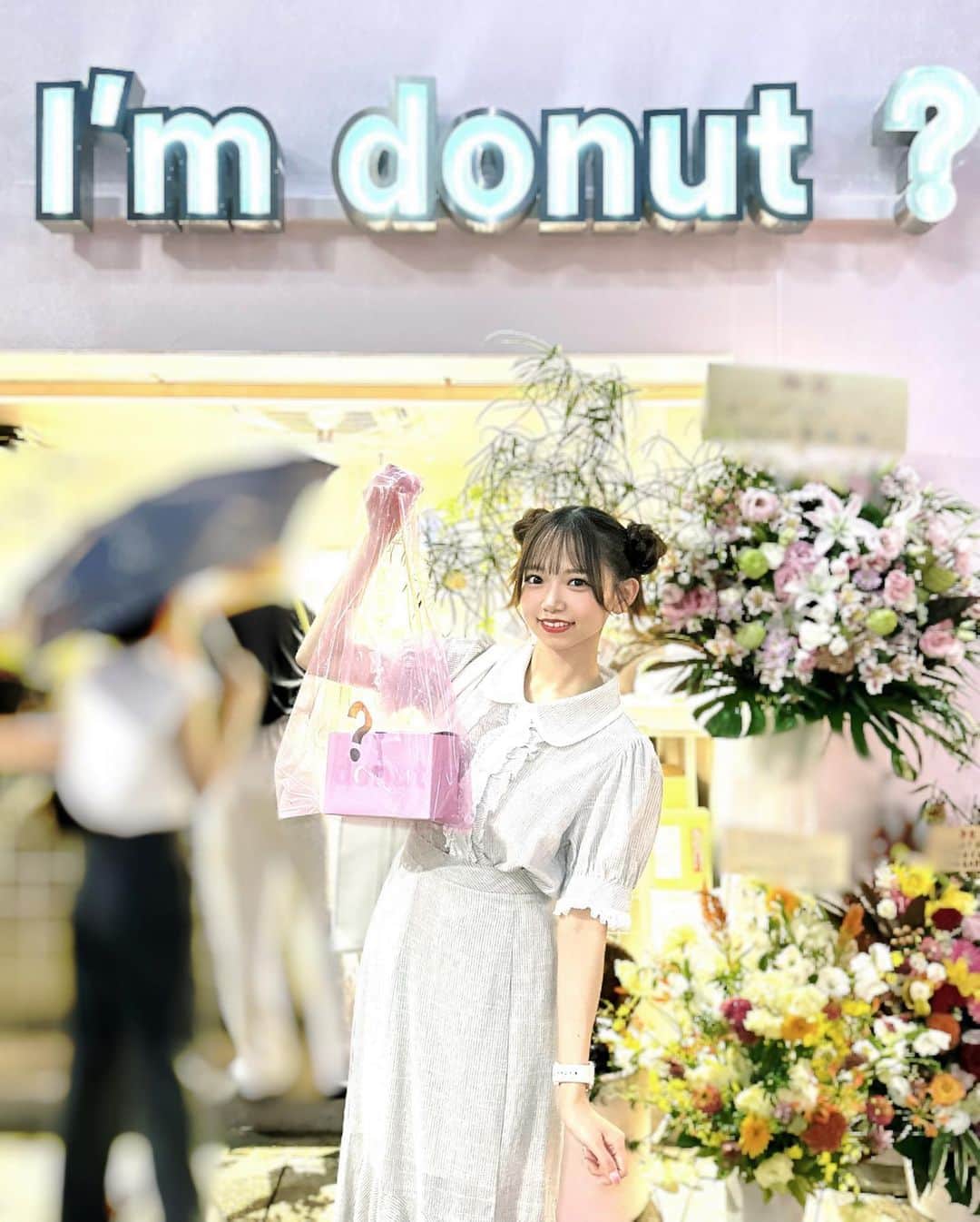 畑美紗起のインスタグラム：「お団子ヘアすき？🍩💕  あまあまでおしゃれな外観のあいむどーなつと コーデもヘアもかわちいでしょ😊🤍🤍  #畑美紗起」