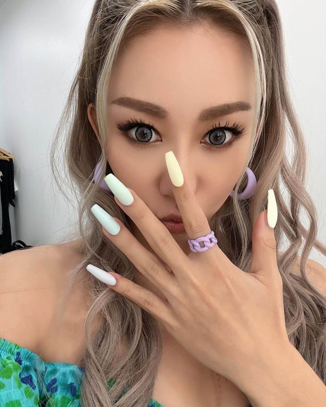 倖田來未のインスタグラム：「. お花の定期便♥️ 今年も始まりますよ！ 皆さんもぜひ！ あたくしセレクトになりますが💦お花を送りますね！ ⁡ 同じ花を家で飾るってなんかすごいよね！😆 ⁡ 今回は撮り下ろし写真もたくさんあるので是非、カレンダーたちも作ったので一緒に飾ってねん！ ⁡ #お花の定期便 #flower #gift #kodakumi #倖田來未」