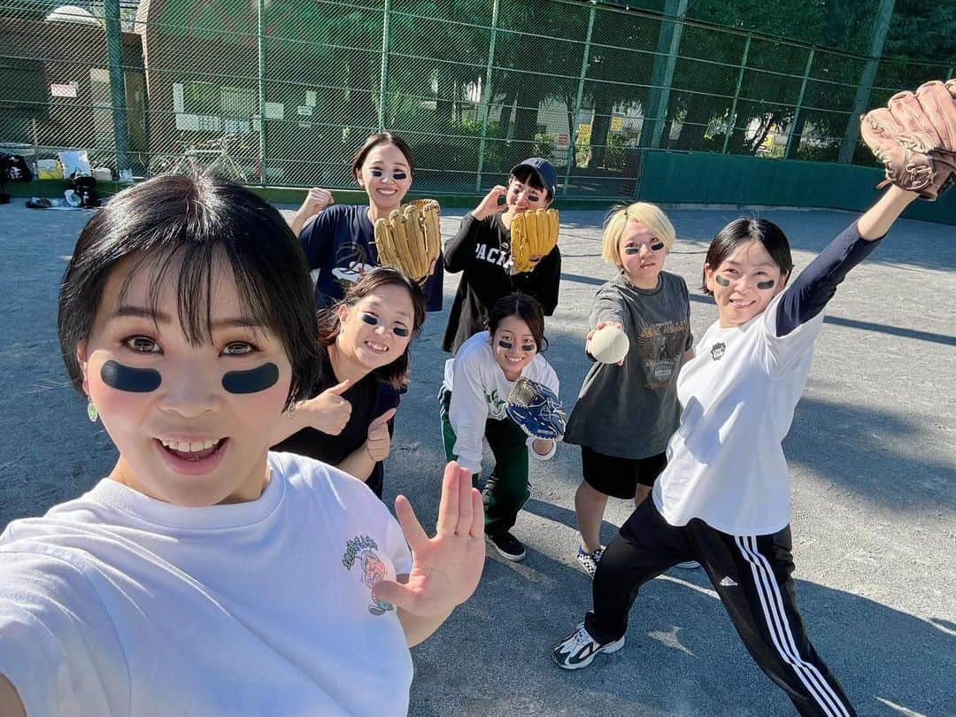 ななえ（キラキラ関係）さんのインスタグラム写真 - (ななえ（キラキラ関係）Instagram)「女芸人ソフトボール部🥎 練習日🏃🏻‍♀️ マウンドに瀕死のカマキリとその寄生虫がいて、みんなでワーキャーした🪲 一人一人が、一生懸命に打って守って走って休憩多めで、めっちゃ可愛いねん◎ 部員、監督、コーチ、マネージャー、随時募集中です🫡  最高秋晴れの日に、ソフトボールが出来るなんて幸せにも程がるね。。🍂　 最近、毎日気候の良さを噛み締めてる☃️  最後の二枚は「ニ年ちゃんとトンボしてる〜？」です。 一年は可愛がるけど、二年と三年は何か仲悪い👹  #スポーツの秋  #疲れ果ててお昼寝したら嫌な夢みた #夢ぐらい夢みたい」10月6日 21時35分 - nanchan0601