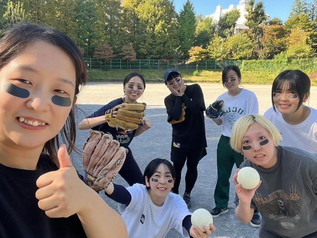 ななえ（キラキラ関係）のインスタグラム：「女芸人ソフトボール部🥎 練習日🏃🏻‍♀️ マウンドに瀕死のカマキリとその寄生虫がいて、みんなでワーキャーした🪲 一人一人が、一生懸命に打って守って走って休憩多めで、めっちゃ可愛いねん◎ 部員、監督、コーチ、マネージャー、随時募集中です🫡  最高秋晴れの日に、ソフトボールが出来るなんて幸せにも程がるね。。🍂　 最近、毎日気候の良さを噛み締めてる☃️  最後の二枚は「ニ年ちゃんとトンボしてる〜？」です。 一年は可愛がるけど、二年と三年は何か仲悪い👹  #スポーツの秋  #疲れ果ててお昼寝したら嫌な夢みた #夢ぐらい夢みたい」