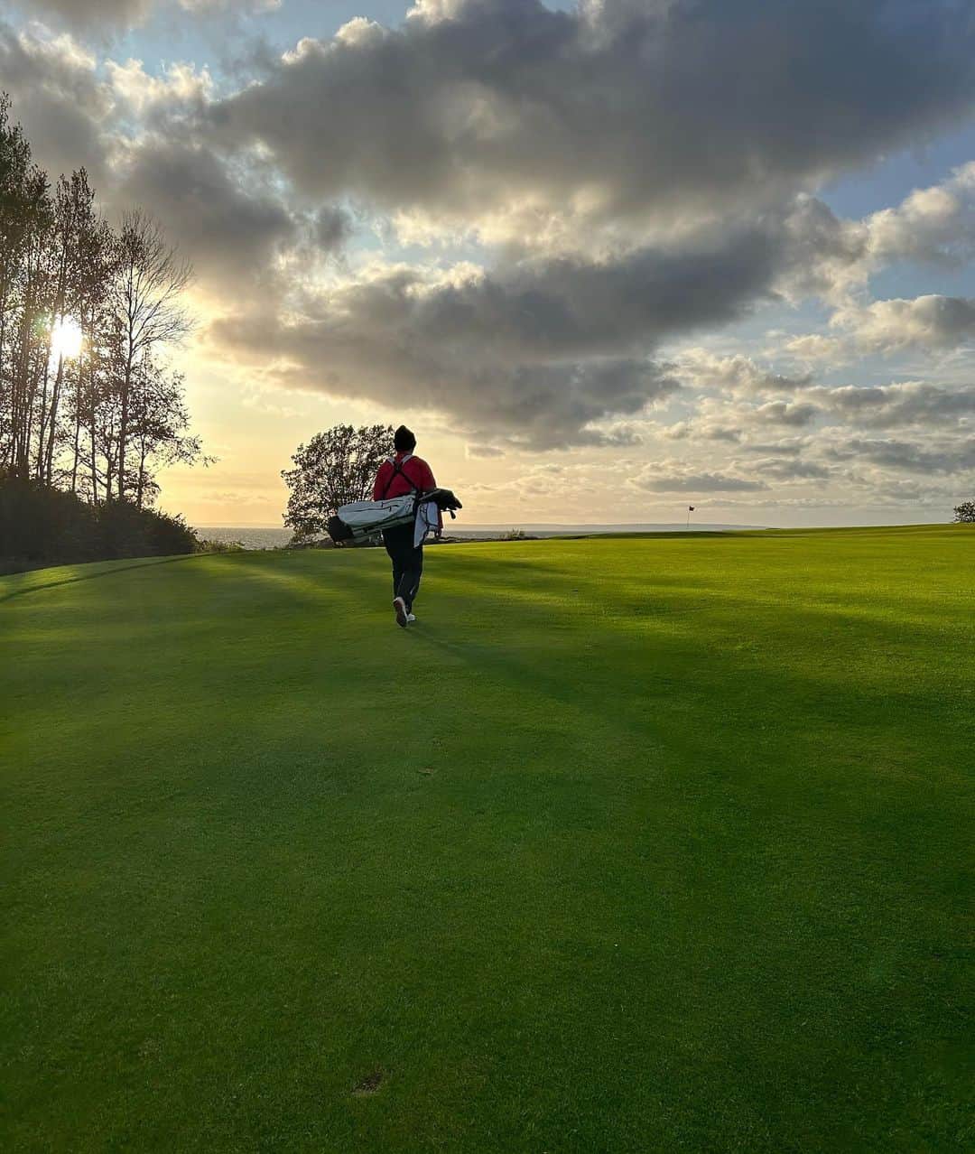 アンナ・ノルドクビストのインスタグラム：「Another couple days at my favorite place 🫶🏻 Nothing better than golfing with a carry bag and being surrounded by great people! Fall is here and so are the colors 🍁 🍁. Thank you @ombergsgolfresort for all the love and support and for always making it so hard to leave. 💙  Leaving with a big smile on my face and ready to finish off the 2023 season in Shanghai-Korea-Malaysia-Tampa-Naples 🤩🤩」