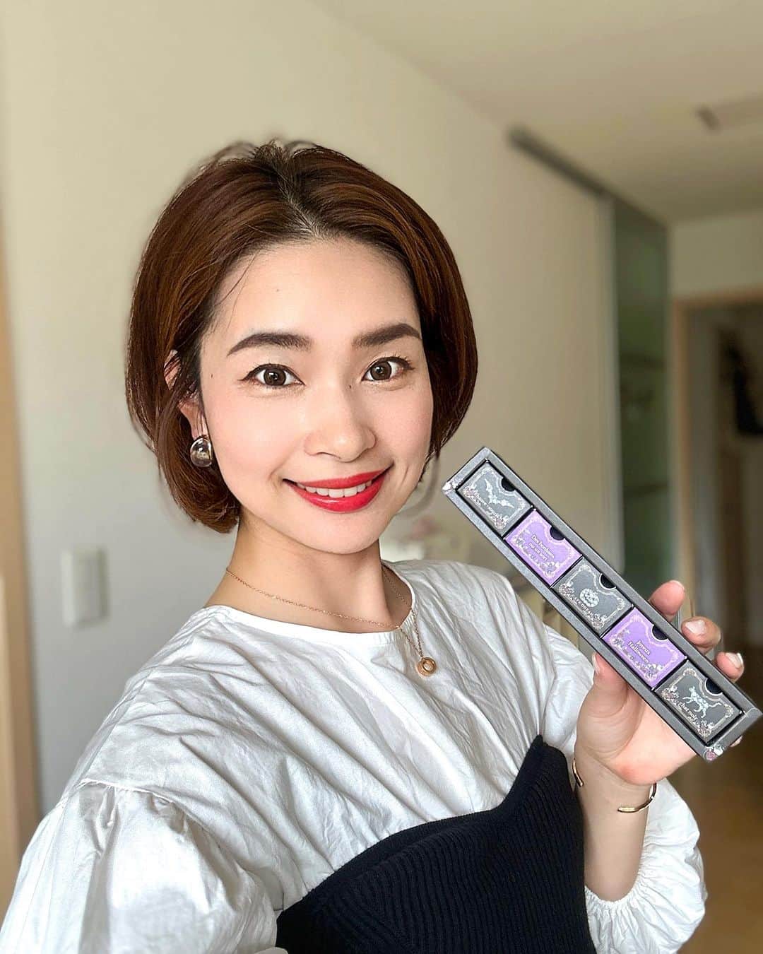 三佐和あやのインスタグラム：「PR 🎃 ✨大人かわいいカフェオウザンの 期間限定 チョコラスクが ハロウィンにおすすめ🍫@cafe.ohzan_official 🧙‍♀️✨  パッケージが引き出しで  とても面白いでしょ🧡  キューブラスクは、 小さなお子様がいらっしゃる方への プレゼント🎁に、とても 喜ばれるよ☺️  甘さが控えめで 小ぶりだから、 どんなドリンクと 合わせても   秋のティータイムを 楽しく過ごせること 間違いなし🎃  私のおすすめは、フルーツ紅茶と合わせ🫖 最高に美味しさ増すので🍎おすすめ✨  さくさく ラスクの上に チョコレート とデコレーションが してあって 繊細で おしゃれ、美味しいよ😋  ベースのチョコレートは、 ホワイト・ミルク・ストロベリーの3種類。  すべてベルギー産のチョコレートを使用🍫  ぜひ一度、食べてみてね🧡  —————-🎃——————— キューブラスク5個入 シャノワール 【 Le Cube Rusk Chat Noir 】1,728円（税込） ※シャノワール」とはフランス語で 「黒猫」の意味。 🐈‍⬛フランスでは黒猫は幸福の象徴とされています。  日持ち：製造から ６０日間 アレルギー：小麦・乳・大豆・ゼラチン  出店は、東京限定で 都内4店舗 ・銀座三越店 ・日本橋三越店 ・池袋東武店 ・二子玉川東急店  ※羽田空港　国内線ターミナル ✈️ANA側 「SMILE TOKYO」 ✈️JAL側 「特選洋菓子館」 でも、一部の商品を販売しています。  オンラインショップはこちら  @cafe.ohzan_official  https://onlineshop.cafe-ohzan.com  —————-🎃———————  🧁ブランドコンセプト 「大人可愛い」をテーマに、 大人の女性が、贈答品や プレゼントとして使えるブランドです。  すべて職人の手作業で ひとつひとつ大切に、 “宝石のようなスイーツ”をつくっています。  #cafeohzan #カフェオウザン  #キューブラスク #ハロウィン #ハロウィン限定 #ハロウィンスイーツ #トリックオアトリート #プレゼントにおすすめ #チョコレート  #期間限定スイーツ」