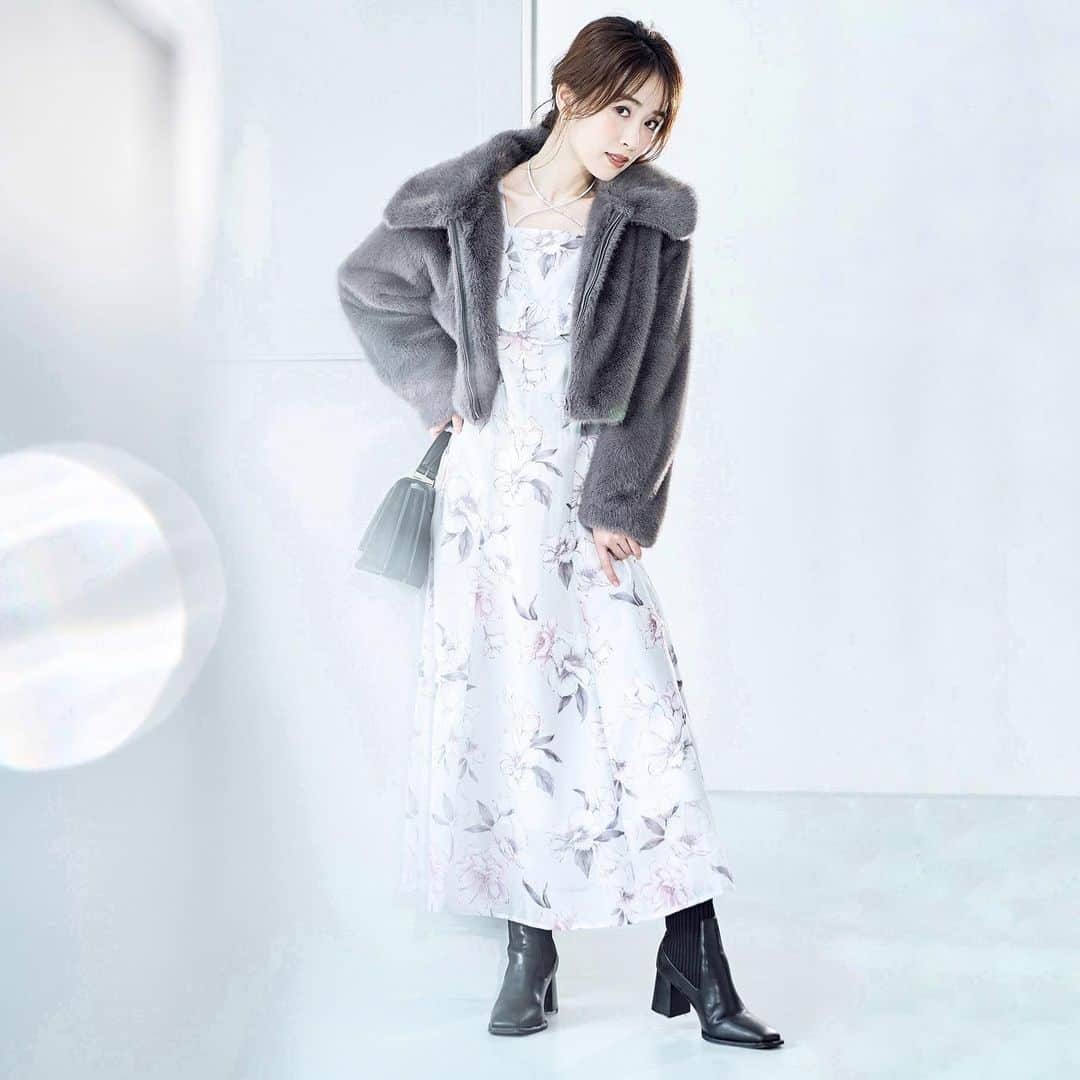 MERCURYDUOのインスタグラム：「《 WEB CATALOG INFO 》  ㅤ ✔10.6(FRI)release!! #泉里香 さんが着るMERCURYDUOの新作コレクション公開！  “prism”  儚げな煌めきと色のハーモニー  日常にちょっとしたときめきと彩りを加えるラインナップ。  今シーズントレンドのスパンコールを用いた 光沢感が目を惹くスカートや、 冬の澄んだ空気に映える柔らかなカラーニットなどを展開します。  シャギーやファーなどの温もりを感じる素材に身を包む、 泉里香さんのどこか儚くスウィートな表情は必見です。  ㅤ #RUNWAYchannel にて特集ページUP！ 泉里香さん着用アイテムを全店舗・WEBにて販売開始！  ———————————————  人気スタッフのコーディネートはこちら ▶ @mercuryduo_stylingㅤㅤㅤㅤㅤㅤ  #MERCURYDUO #マーキュリーデュオ #RUNWAYchannel #泉里香 #mercuryduo_izumirika #mm_moteMAGAZINE  ———————————————」