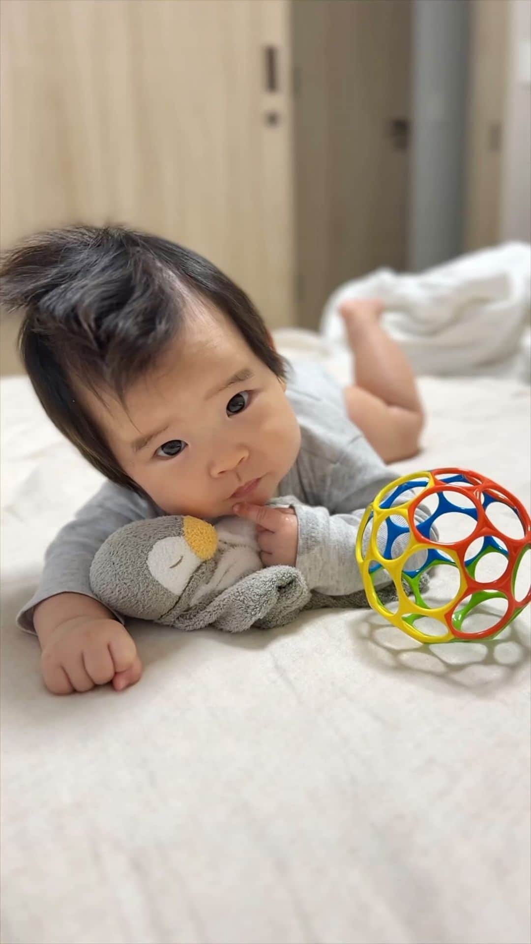 のインスタグラム：「寝返り成功〜！  見える景色が変わって楽しいね☺️  #4ヶ月ベビー」