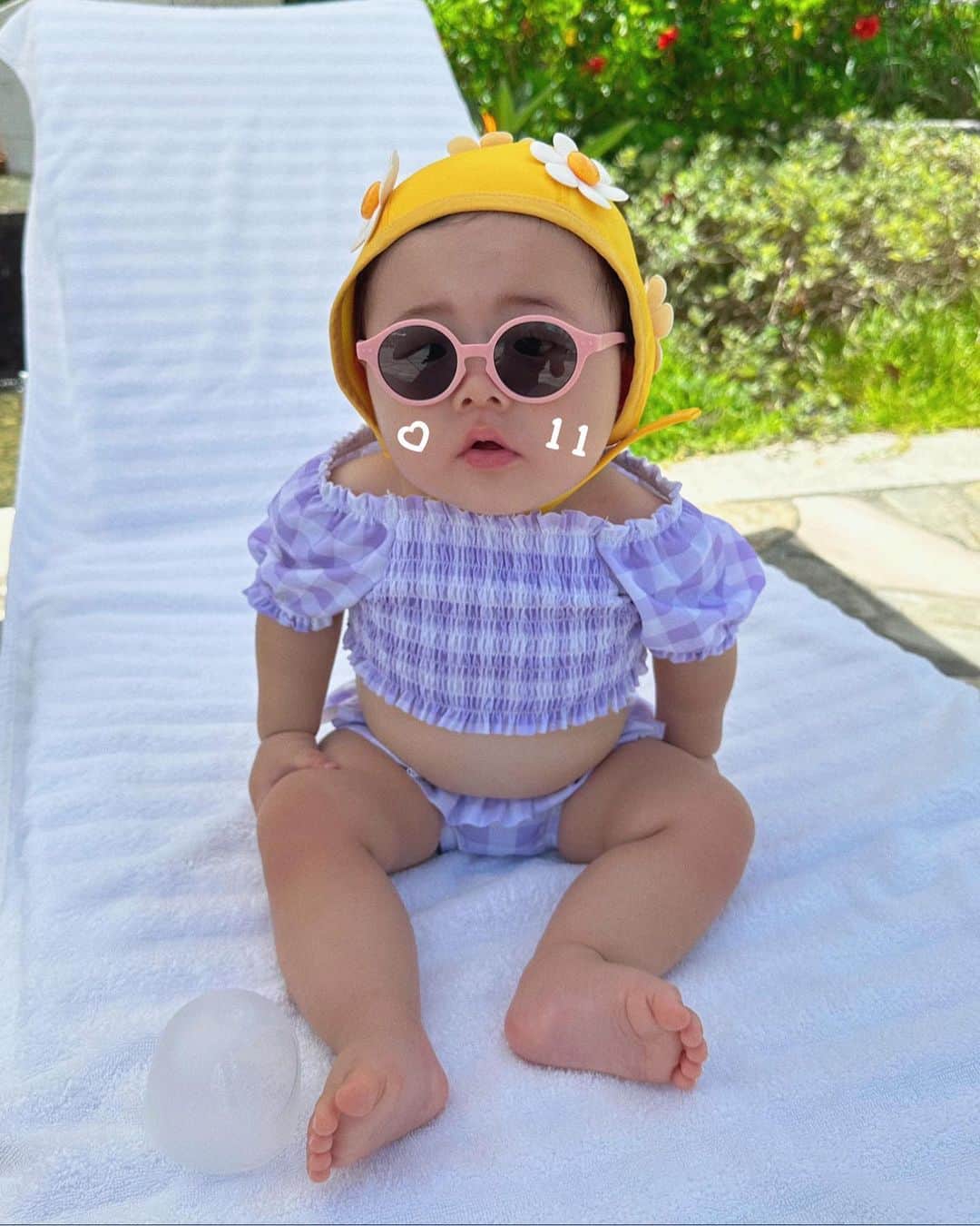 岩渕加恵のインスタグラム：「🫶🏻 1 1 m o n t h 🫶🏻 この間10ヶ月になったばっかりと思ってたら もう11ヶ月なんて信じられやん〜🥹🥹 毎日がすごいスピードで過ぎていくね〜笑  とりあえず、翠たん毎日ありがとう🌷 （ずっとずっとぎゅうさせてね🩷笑  言葉がちょっと分かるようになってきたり 真似できるようになったり日々驚き😳👏🏻 （一番分かる言葉はくましゃん🧸くぅ〜笑  ０歳最後の一ヶ月だと思うと寂しさもあるけど 思いっきり全力で楽しもうね👶🏻💕🌈  #翠たんの成長キロク♡ #11months♡」