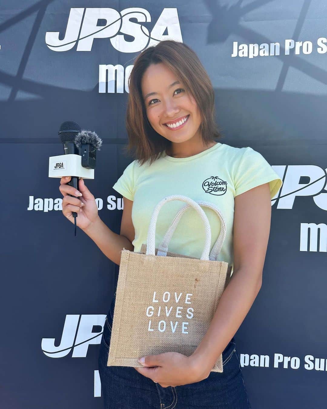 のインスタグラム：「JAPAN Pro Surfing Tour ムラサキ鴨川プロ supported by 秀吉内装  Final Dayも終了して無事に試合も終了しました🎤  今回初めてJPSAのお手伝いをやらせてもらって、凄くたくさんの刺激を受けたと共に、選手のアツいドラマや感動的なヒートが見れて私も頑張らないとと背中を押されました🔥こんな贅沢なポジションで選手達と寄り添えて私は凄く恵まれてて感謝しかありません！  試合がある中インタビューに応じてくれた選手の皆様本当にありがとうございます🙇🏼‍♀️  そして、天気が変化する中大変な環境で選手よりも早く設備準備や運営をして下さっていたスタッフの皆様本当にお疲れ様でした！ また、こうして大きな試合が開催され素晴らしい環境で試合ができるのもスポンサー様のお力もあると思うので感謝しないといけません！  皆さん本当にありがとうございました✨  この私がお手伝いしたCatch Up映像は、10/20(金) YouTube【JPSA OFFICIAL】で配信されます🤍 チャンネル登録をして楽しみに待っててください🙇🏼‍♀️  最後の写真は今回JPSAサポートをして下さった @lovegiveslove プロデュースのRIKACO @rikaco_official さんにインタビューした際に📸  #jpsa」