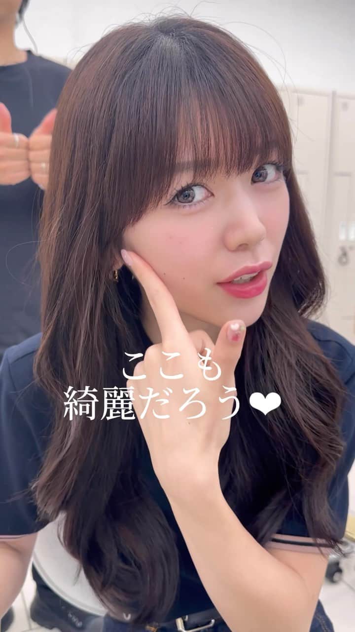 高橋英昇のインスタグラム：「ふたばちゃんのいつものぱっつん前髪から 大人っぽい薄め前髪にしてみました✂️  オーダーの際に保存してお使いください✨ ˗˗˗˗˗˗˗˗˗˗˗˗˗˗˗˗˗˗˗˗˗˗˗˗˗˗˗˗˗˗˗˗˗˗˗˗˗˗ ⁡ ◌ @eisho_coa  ⁡ 前髪顔周りのどんな悩みも 是非ご相談下さい✨ ⁡ ☑︎流し前髪だけど要望と違う ☑︎前髪顔周りを切られすぎる ☑︎顔周りがなくて困っている ☑︎前髪が巻きづらく上手くいかない ☑︎変な毛がいつも前髪に出てくる ☑︎扱いづらくて困っている ☑︎おでこが狭くて悩んでいる ⁡ などなど 少しでも気になることは全てお聞かせ下さい✨ メモ持ってきても大丈夫です📝 ⁡ ˗˗˗˗˗˗˗˗˗˗˗˗˗˗˗˗˗˗˗˗˗˗˗˗˗˗˗˗˗˗˗˗˗˗˗˗˗˗ ⁡ ⁡ ◌ 料金 ◌ ・カット ¥8800 ・カット 𓂃 トリートメント ¥12100 ・カット 𓂃 カラー ¥17600 ・カット 𓂃 カラー 𓂃 トリートメント ¥22000 ⁡ ※初回のみ指名料+¥3300かかります。 2回目以降は指名料無料です。 ⁡ ⁡ 𓂃 よくあるご質問 𓂃 ⁡ ⁡ Q . 予約はどうしたらいいですか？ ⁡ ✎ プロフィールのURLからお待ちしております✨ ⁡ ⁡ Q . 場所はどちらですか？ ⁡ ✎ 東京都中央区銀座6-13-9 GIRAC GINZA 7F 【銀座駅5分、東銀座駅から徒歩3分】 ⁡ ⁡ Q . 投稿に可愛い子しか載っていないですが、 私が行っても大丈夫ですか？ ⁡ ✎もちろん大丈夫です。 僕のお客様は【3歳〜74歳】の 子連れ様から老若男女幅広いの方が ご来店してくださっております。 女性は必ず可愛くします！ 実は男性のカットも得意です。 最近ご紹介もかなり多いです✨ ⁡ Q . どんな美容師？ ⁡ ✎ お話するのが好きです✨ ただ施術中は技術に没頭する時があり その時はあまり話さなくなります✂︎ ⁡ Q . カウンセリングはしっかりしてもらえますか？ ⁡ ✎もちろんです！ 前髪顔周りの生え際、癖毛、割れめ、こめかみ、 頬骨、えら、丸顔、面長、りんかく などのお悩みもしっかりカウンセリングさせて頂いてから 施術に入らせて頂きますのでご安心ください✨ ⁡ ⁡ カットは【前髪】【ロングレイヤー】 が好きですが、 ミディアム、ボブ、ショート、 メンズカットも好きです。 巻きも得意なので、 知りたい方はなんでもお伝えします✨ ⁡ カラーはブリーチなしのワンカラーで 【艶感】【透明感】【くすみ感】が出るように 300種類以上の中から 独自の配合で調合しております。 ⁡ ストレートはダメージを最小限で抑えられるように かなりこだわっています！ 微アルカリ〜弱酸領域の範囲で施術するので 基本的に【ヘアカラー】と同時施術が可能です✨ ⁡ トリートメントはできるだけ長持ちできるように 【手触り】【質感】にこだわっています！ あとはアウトバスのヘアケアも重要なので 興味ある方はしっかり説明しています✨ ⁡ パーマは最近持ちの良いデジタルパーマが好きです。 熱処理する事で普通のパーマより持ちが良くなります。 僕の使う薬剤は基本的にダメージを最小限でかけるので コテを使って巻いても大丈夫です。 巻かなくても普段のスタイリングはかなり楽になります✨ ⁡ #銀座　#千葉　#前髪カット　#顔周りカット　#小顔カット　#おくれ毛カット　#顔周り　#前髪　#シースルーバング　#かきあげ前髪　#小顔に見える顔周り #小顔カット #似合わせカット　#おくれ毛　#前髪顔周り似合わせ」