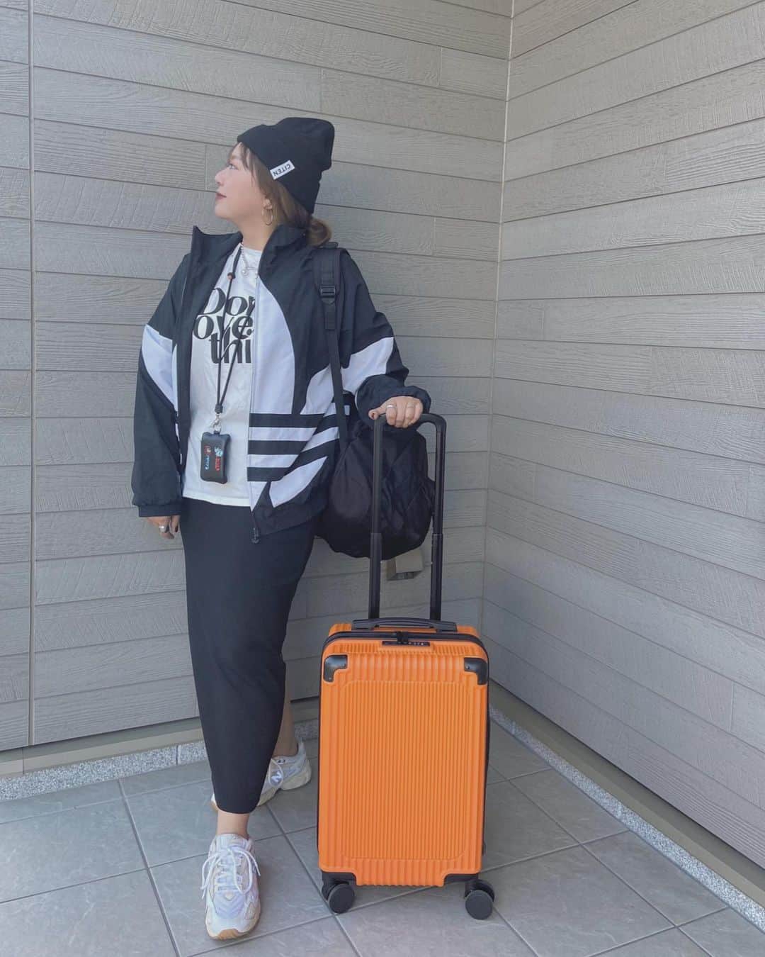 mmmaaakkkiiikkkoooのインスタグラム：「\ 手軽に、気軽に、簡単に/#PR  @one_of_suitecase のスーツケース🧡 ・持ちやすいサイドハンドル ・２.５キロの軽量 ・ダブルキャスター ・３段階に調節可能なキャリバー ・大容量な収納スペース  ８色のカラーバリエーションでどれもめちゃくちゃかわいい✨ 大好きなオレンジ🍊を選んだ🧡  プレゼント企画開催してます🌟  ブルー💙やグリーン💚も可愛かったので、 ストーリーからチェックしてみて下さい🏷 . . . .  suitecase/ @one_of_suitecase  outer/ @adidasoriginals  skirt/ @grshimamura  knit/ @citen_official  shoes/ @newbalance  T/ @shein_japan  . . . .  #スーツケース#カラバリ#旅行#旅行好き#かばんの中身#バッグの中身 #inmyag#インスタキャンペーン#プレゼント企画#ママコーデ#ママファッション#大人カジュアル#カジュアルコーデ#シンプルコーデ#モノトーンコーデ #ootd#outfit#locari#partegram #プチプラコーデ#40代コーデ#30代コーデ#大人女子#インスタ映え#韓国ファッション#レディースファッション#プチプラ#プチプラファッション#adidas」
