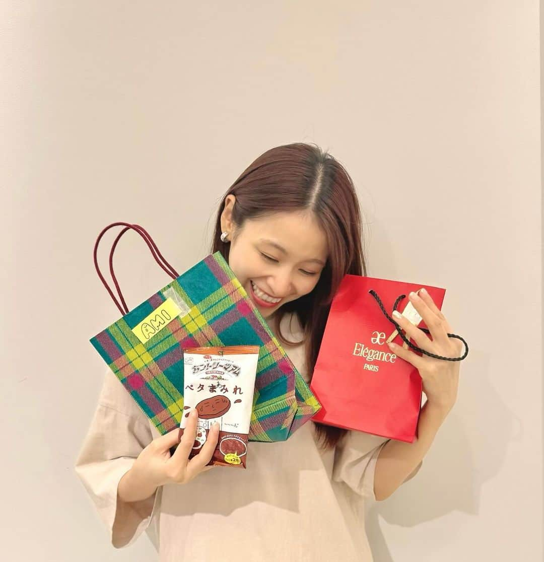 AMIのインスタグラム：「お仕事終わりに 大好きな人たちから フライングプレゼント🎁❤️ やさしくてしあわせー🥲✨  明日は誕生日🎂 レベル30になるので 本当にしっかりした 大人の年齢になります。 このような30の自分、 ちいさなころはまるで 想像していなかった😂笑 振り返ってみると、 平凡でごく"普通"な田舎娘だった わたしなのに 色々経験させてもらった 人生だったなと思います。 これからどうなるか 楽しみになっている自分もいる👏  明日はひとつ おしらせがあります！！」