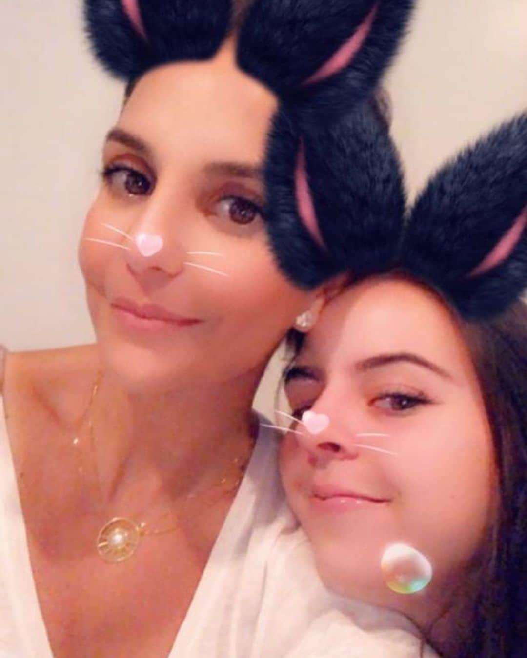 イヴェッチ・サンガロのインスタグラム：「Eu não sei explicar o que eu sinto por essa menina tão maravilhosa. Ela é minha companheira pra tudo!!! Sei que posso contar com ela, com sua bondade, inteligência,maturidade todo amor que cabe dentro desse coração. @maria.sangalo vc é meu amor. Mas falo de um amor de filha mesmo! Vc merece uma vida de muita alegria e realizações, pois vc é potência pra isso. Te amo infinito. A veveta tá aqui pro que der e vier. Pra te aplaudir por tudo que vc é  Te amo bombinha」