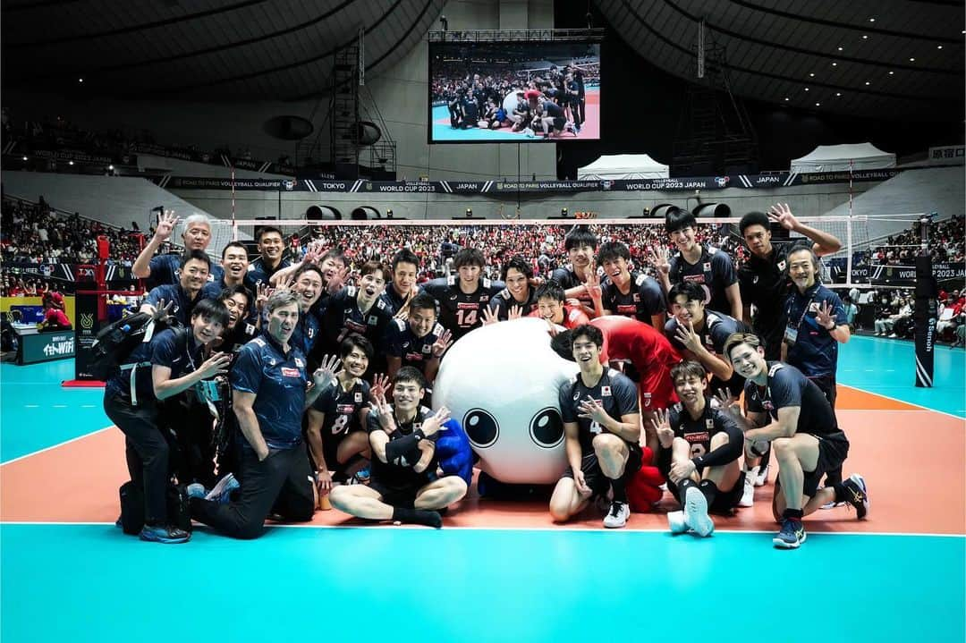 小野寺太志のインスタグラム：「… vs 🇷🇸 3-0 WIN !!! 残り2試合！チーム一丸！💪  📸 by FIVB.  #1006 #4勝目 #OQT #RoadtoParis #龍神NIPPON #小川がバボちゃんつぶしてます」