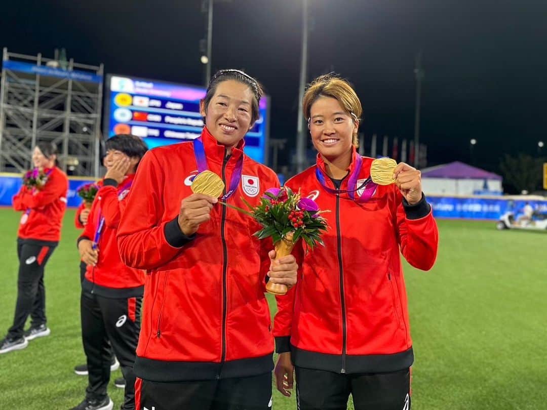 後藤希友のインスタグラム：「.  ☝‪‪アジア競技大会 6連覇☝‪‪  6連覇という偉業を達成する中でこの大会に関わらせていただけた事、凄く幸せに感じます。  次は名古屋で2026年アジア競技大会が行われます。 先日、トヨタの野球部でお馴染みの佐竹さん @satakekatsutoshi と2026年アジア競技大会でまだ競技が完全に入ると決まっていない頃、山中会長、三宅会長、佐竹さんと共に野球ソフトボール競技のプレゼンをさせて頂けるという貴重な経験もさせて頂いておりました。  皆様！次は私の地元名古屋です。 必ず見に来てください！ そして7連覇というさらなる偉業を達成できるよう、 皆様の沢山の応援を今後とも宜しくお願い致しますꉂꉂ📣 必ず皆様の期待にお応えできるように今後も全力で後藤らしく頑張ります🔥 JDリーグ💎の応援もよろしくお願いします😌  ソフトボールをもっと盛り上げましょう❤️‍🔥  #上さんと貴重なツーショットを撮らせていただいた。 #勝手ながら大好きなワンさん #内藤さんの執念のホームラン #泣きかけた #やっぱやってくれる人 #後ろで任さん凄く待ってた気づかなかった #個人的な私の押し #多分我妻さんはみんな推し #皆さんそうですよね？ #着ぐるみと手を繋ぎました🤝 #我妻さんとゆいさんのスリーショット #せっかくなのに変顔された🥸」