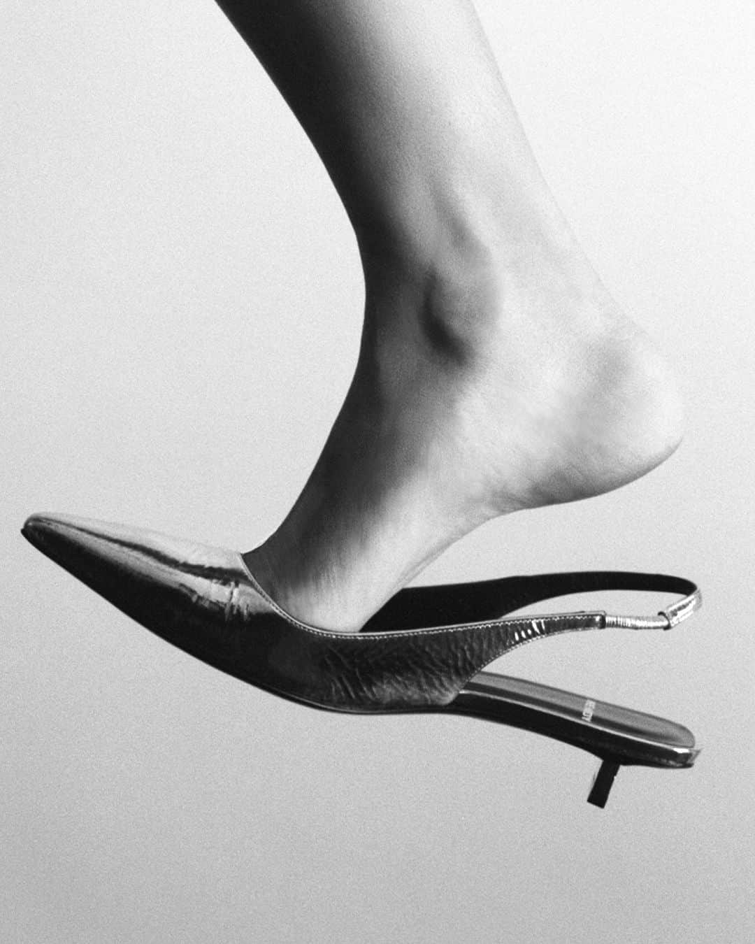 ピエール アルディさんのインスタグラム写真 - (ピエール アルディInstagram)「The Stella slingback. A minimalist shoe, with sharp and deliberately pure lines.  #PierreHardy #PierreHardyFW23」10月6日 21時53分 - pierrehardy