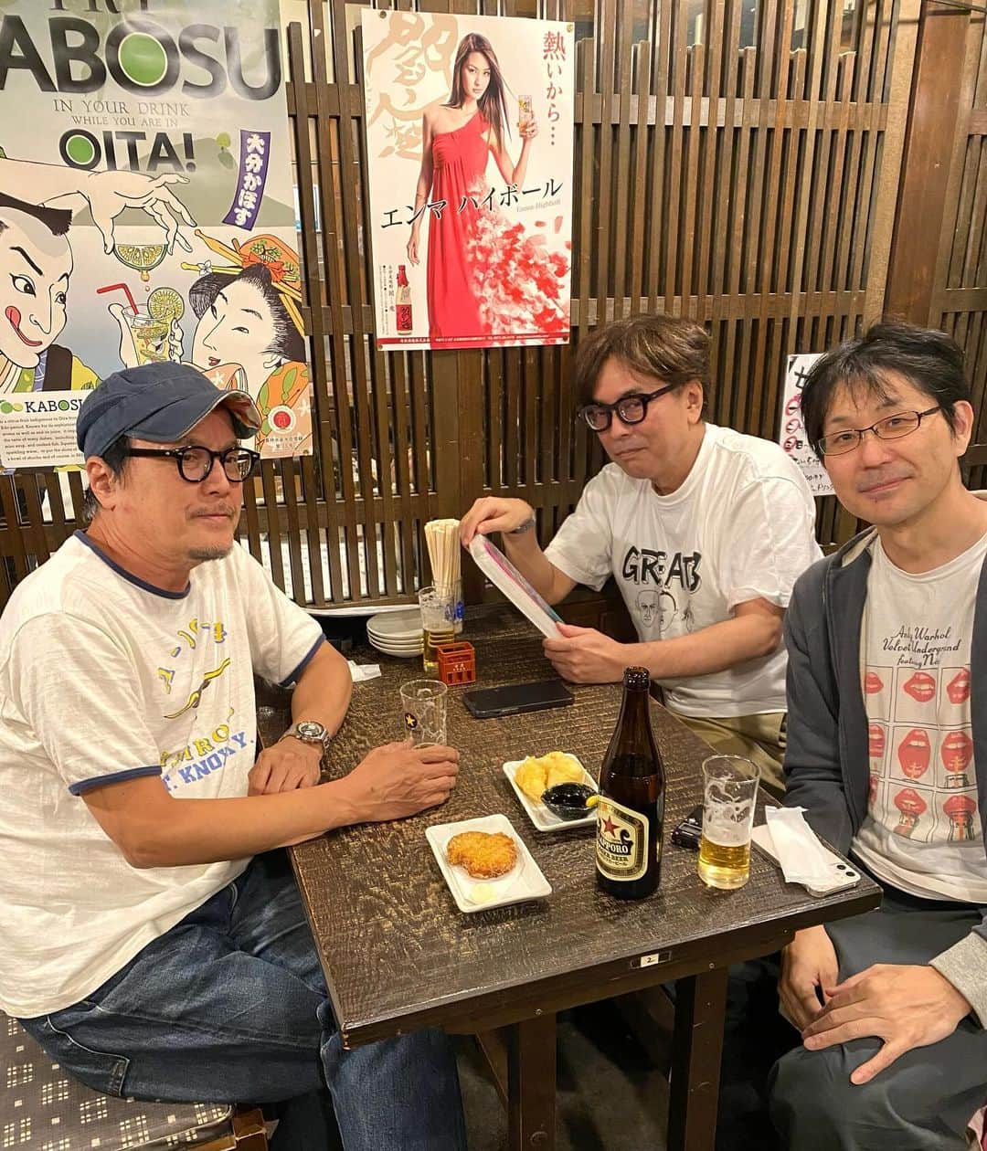 江口寿史のインスタグラム：「『昭和40年男』の読者が5人くらいしかいない連載「ヒサシ☆ダイスケの回転ちがいのズル休み」はこうやってマジメな顔で収録しています。(右) 編集竹部 (中) 鈴木ダイスケ  しかし千歳烏山は良さげな飲み屋が多いな。芦花公園、飲み屋はほとんどないので、世田谷文学館後の飲みはここがいいよ。芦花公園からひと駅だしね。」