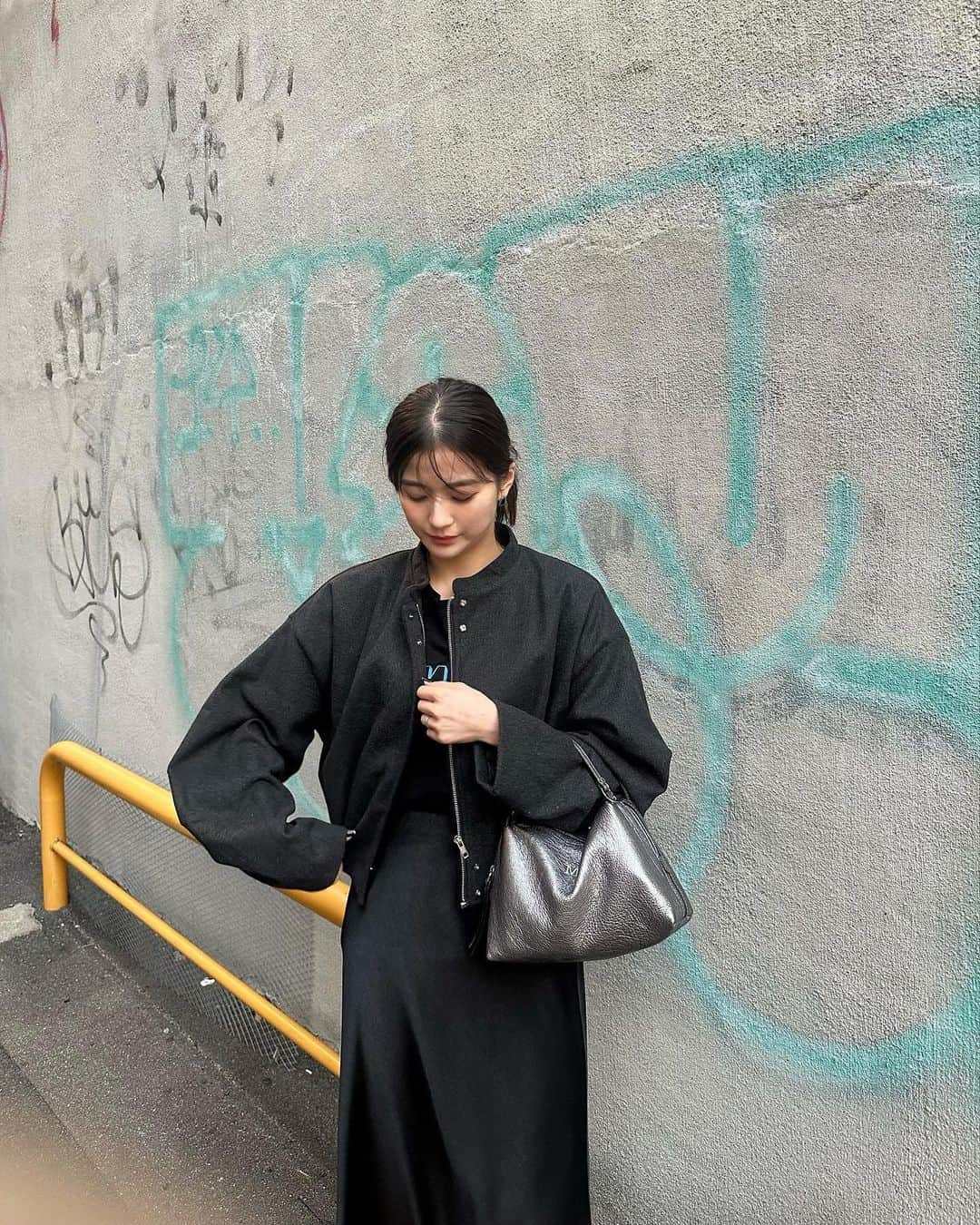 かなこさんのインスタグラム写真 - (かなこInstagram)「今日✨ 寒かったからアウターおろした🩶  アウター @amail_official  トップス @un3d_official   バッグはGIANNI CHIARINI🩶 @giannichiarini_jp  アリファ2個目〜🩶 刺繍もしてもらった！ 10/10までJR名古屋高島屋1階でPOPUPしてるよ🩶 普段銀座店でしかできないイニシャリングサービスも体験できるよん🥳  #amail#アマイル#un3d#giannichiarini#ジャンニキアリーニ#PR」10月6日 21時47分 - kanako228m