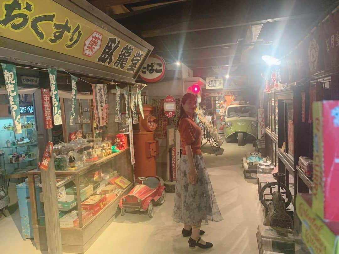 山﨑真依のインスタグラム：「・  レトロな世界へようこそ♡  明日のいーよ！は ブームにもなっているレトロ特集です❣️  少し久しぶり？に地元・大洲の取材に行けました〜☺️✨  宇宙をイメージしたカラフルなケーキに万国旗が鮮やかな喫茶店☕️  双海の海を眺めながら泊まれる喫茶店では 鉄板ナポリタンや大人のお子様ランチ…⁉️🍽😋  レトロな居酒屋では絶品の煮込みや巨大しうまいなども登場😙🍺  明日もどうぞお楽しみに🥳👏  #愛媛 #アナウンサー #レトロ  #松山 #大洲 #双海 #喫茶店  #ポコペン横丁 #居酒屋」
