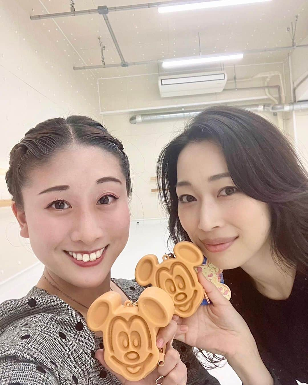 海隼人（有馬佐織）のインスタグラム：「バレエ🩰のレッスンに行ったら、 この前のディズニーランドのお土産で、 自分用に購入していたスマホリング、インスタにupしようと思ってるうちに実は10日か２週間かぐらいで、壊してしまった事を話したら😞 早速、スマホリング購入してくれていた😳！ そして、共にお菓子シリーズも可愛いよね😍って、話したことを覚えていてくれて、 サプライズで、お揃いのミッキーワッフルのポーチに、ダッフィーのキャンディ🍬とメッセージカードを書いて、 更に！ラッピングしてプレゼント🎁✨してくれた😳😳😳 びっくり‼️  ありがたいやら、何か申し訳ないやら💦 でも、とっても嬉しかった♪😊 記念写真もありがとうーーー💖😆🙏✨  #サプライズ#surprised  #🎁#present #kie#元生徒 #ではなく#生徒#w #今日はバレエの先生 #ミッキーワッフル #ディズニー #disney#disnyland  #tokyodisneyland  #初心者 #🔰 #2023#october  #autumn  #happy#smile #😆#❤️ #thankyou #元星組#星組  #元宝塚#宝塚og #海隼人」