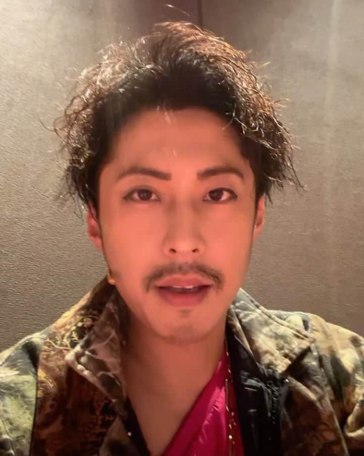 小笠原健のインスタグラム：「いよいよ明日から  『危いことなら銭になる』 　ﾔﾊﾞ  ｾﾞﾆ  　開幕します‼️  　素晴らしい 　エンターテイメントステージです  　ぜひ劇場へ 　観に来て下さい‼️ 　よろしくお願いします‼️  　気温が難しい時期で 　劇場寒いかもなので 　カーディガンを忘れずに 　お持ちください🙇‍♂️」