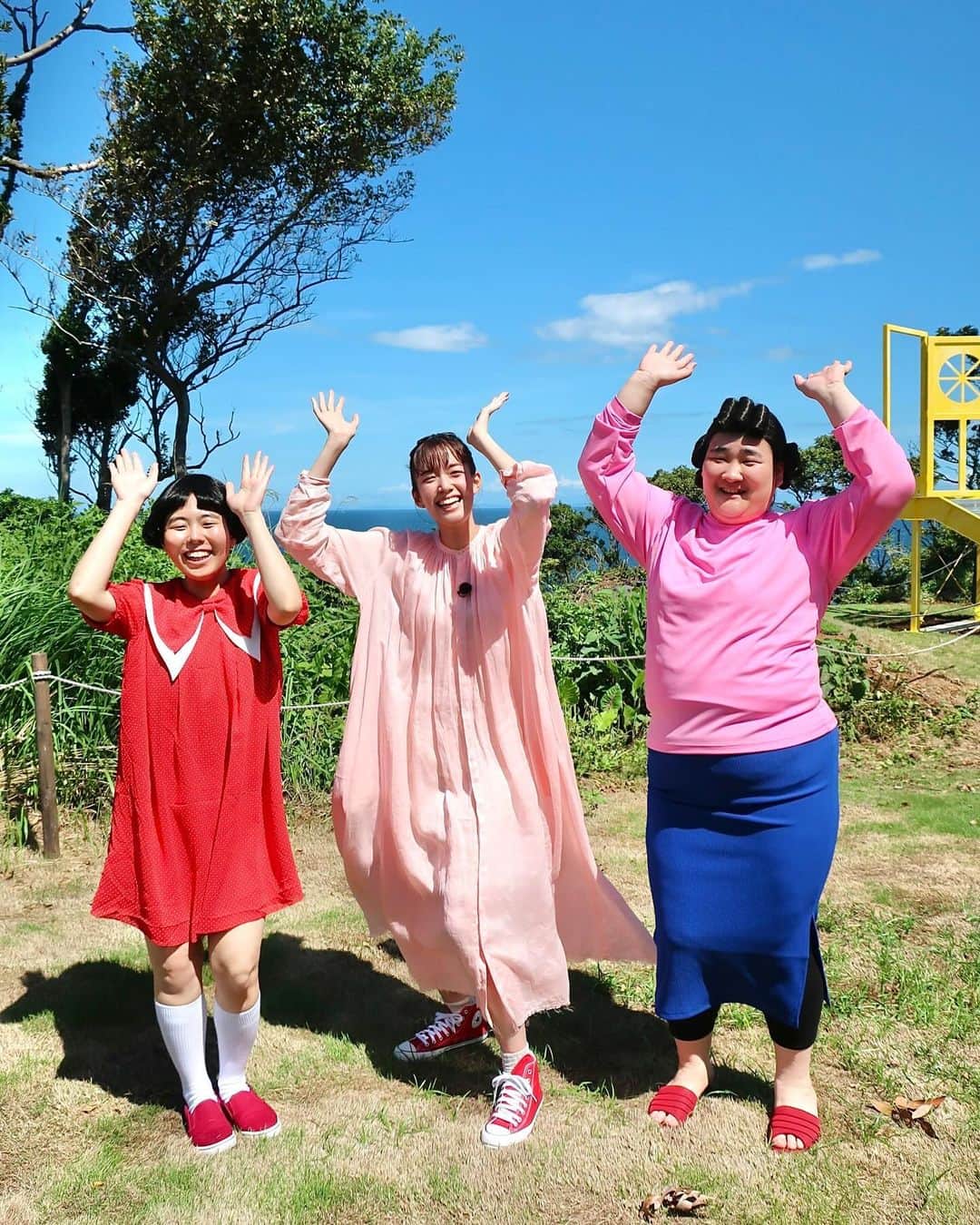 佐藤栞里のインスタグラム：「. サザエさんとワカメちゃんの仲間に入れてもらって パパだんごの優勝をみんなで祝った 夏の終わりの熱海旅🏝️ #30年も時が経つと、ね #うぃ〜〜〜！ #おらんと信じたい🥺 #一通でも届けてくれます🧞‍♂️ #溶けたソフトクリームを辿ればイケメンさんが🫶 #獲ってないどーは聞きたくなかったどー😂 #回収して確認までが大事なのです #次はこのお家に決めたっ #ウオーズマンチャンネル登録決定🐟 #思ってた校歌じゃなかったけどお上手でしたね👏 #初島での通貨はハツシマですお忘れなきよう #チャポンはちょっとなぁまいったなぁ #ザパーーーーン！！ #魚人の尻文字 #新しいタイプのお遍路さん #こんなに増えたなら心配いらないね🩺 #史上最強にレベルが高すぎる逃走中 #噂早っ #とちテレさん元気出してーー！ #なんか違う気がするんだよなータワマンじゃない気がするなー #ギャルはなんでも似合います👙 #右か左か香りで分かります🐚 #初島初のフラフープMRI #お地蔵さんのお口の開け方 #個人でも全力 #港までは行けません #あのお土産屋さんの店員さんが上手すぎます #カツオンブシーニひとつください #軟脚TOHO気になるな〜 #誰か分からなかったけど早くお支払いしに来てね ＃正真正銘のいつもの味☕️ ＃ポセイドンの効き目◎ ＃てことはわたしも昆布着てたんだな ＃イカのトイレ🦑 ＃にゃーと思ったらぶー ＃レモンの切り方お気をつけください🍋」